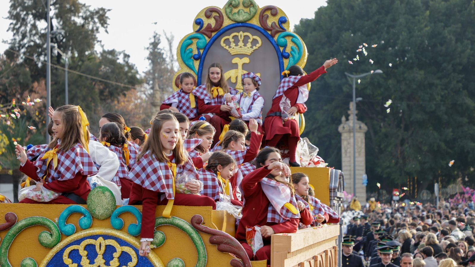 Las fotos de la ínsolita salida de los Reyes Magos del Ateneo un 4 de enero