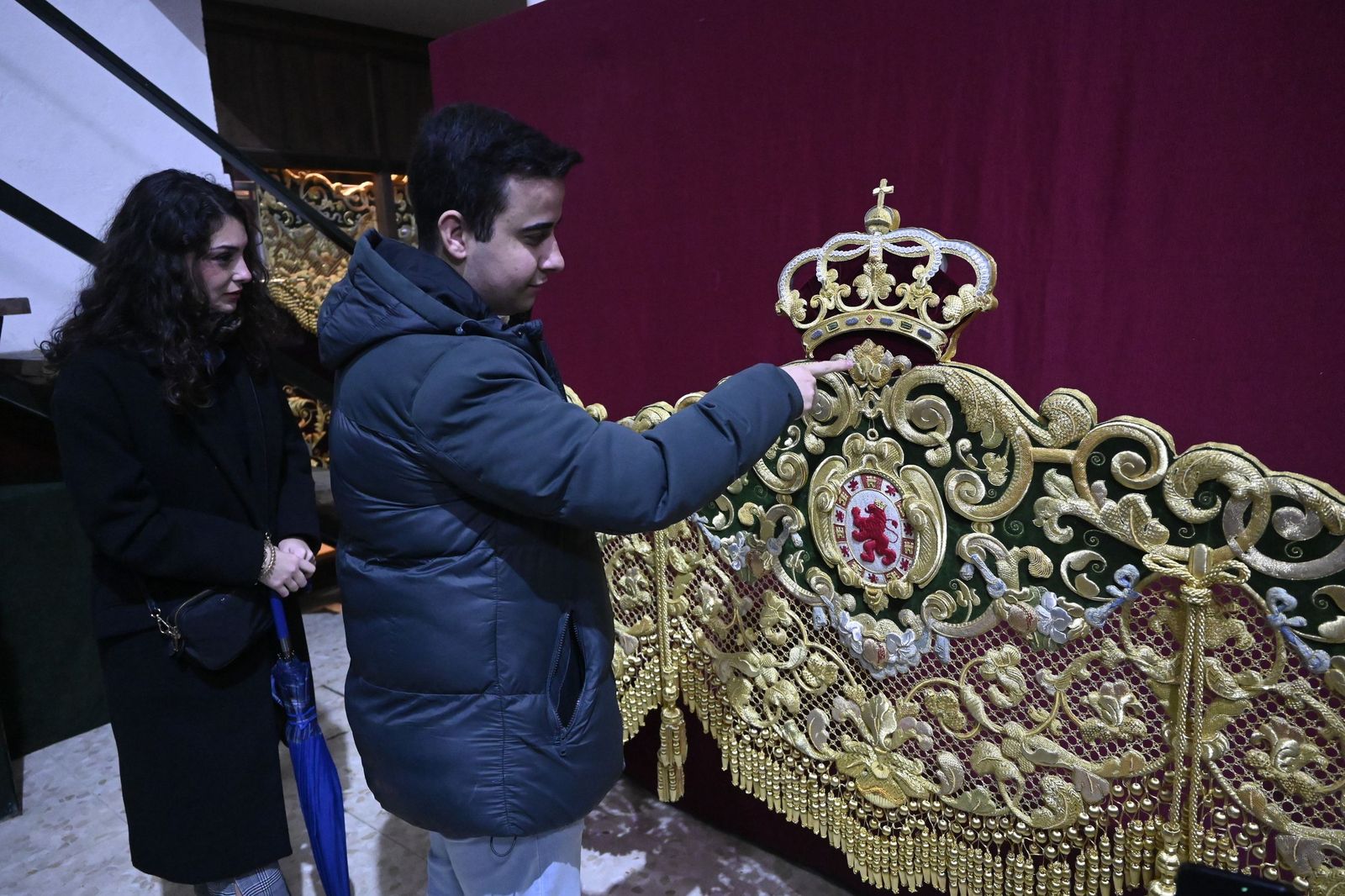 Las mejores fotos de la presentación de la bambalina trasera del palio de la Virgen de la Esperanza de Córdoba