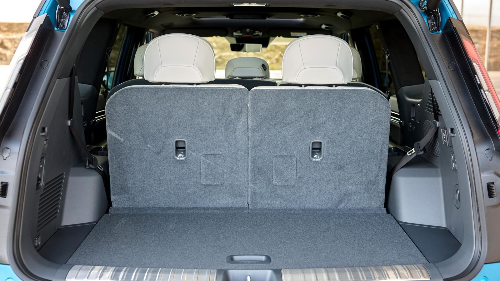 Incluso con siete plazas dispuestas para acoger a los ocupantes, el EV9 tiene un maletero de mayor tamaño que el de no pocos coches del mercado. Incluso con siete plazas dispuestas para acoger a los ocupantes, el EV9 tiene un maletero de mayor tamaño que el de no pocos coches del mercado.