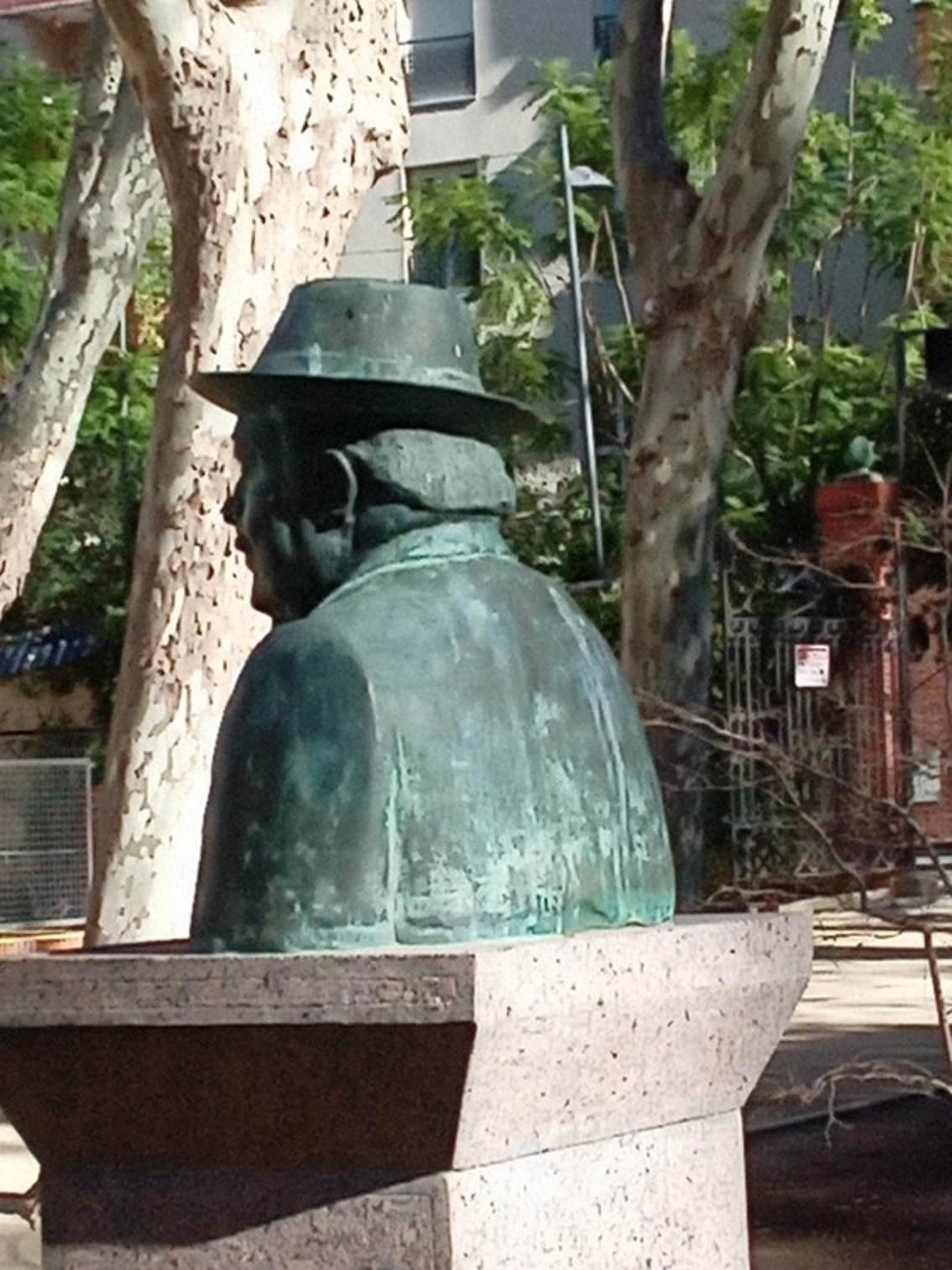 Busto de Cristóbal Delgado, cronista oficial de la ciudad durante muchos años. Obra de Rafael Gómez de Avellaneda Sabio.