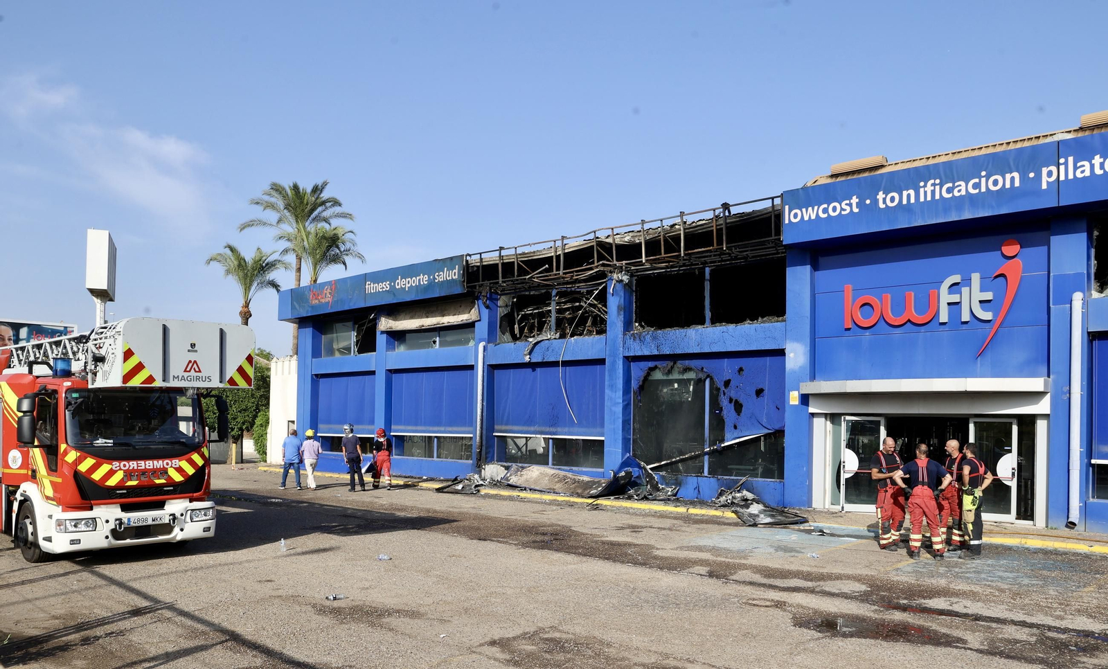 Incendio en el gimnasio Lowfit de Castilleja de la Cuesta