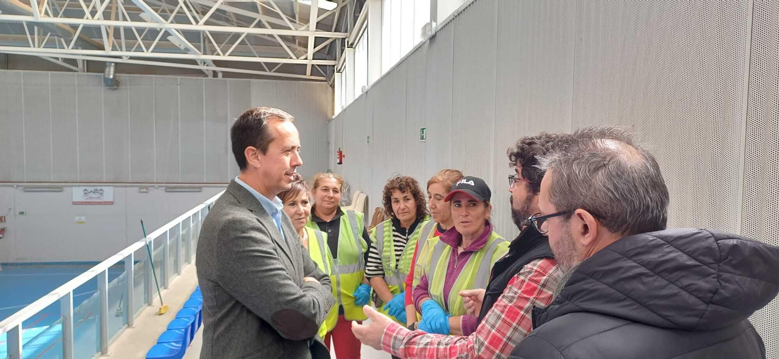Subdelegado y alcalde de Fiñana conversan junto a trabajadoras del PFEA.