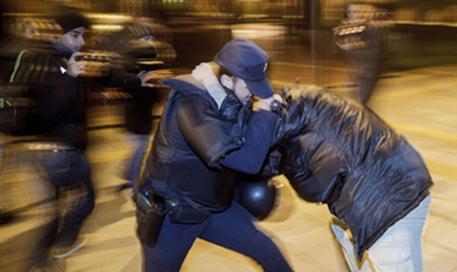 Cinco detenidos y seis agentes heridos por disturbios en Burgos