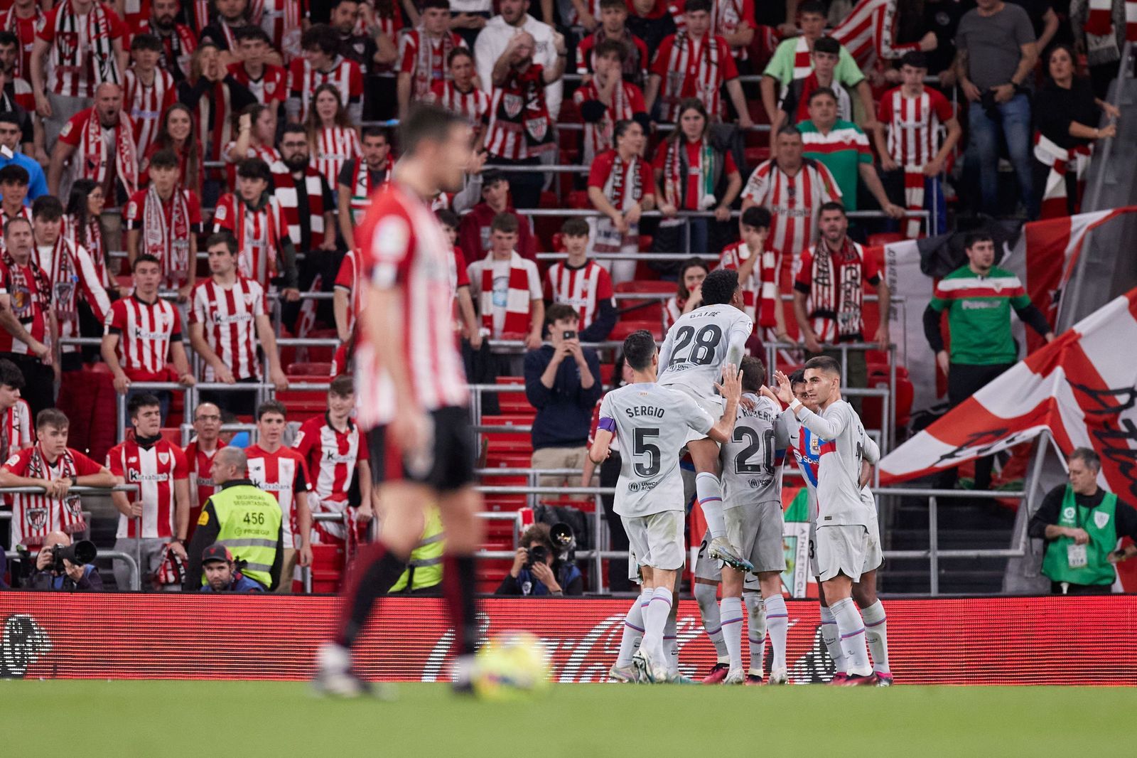 Los jugadores del Barcelona celebran el tanto de la victoria.