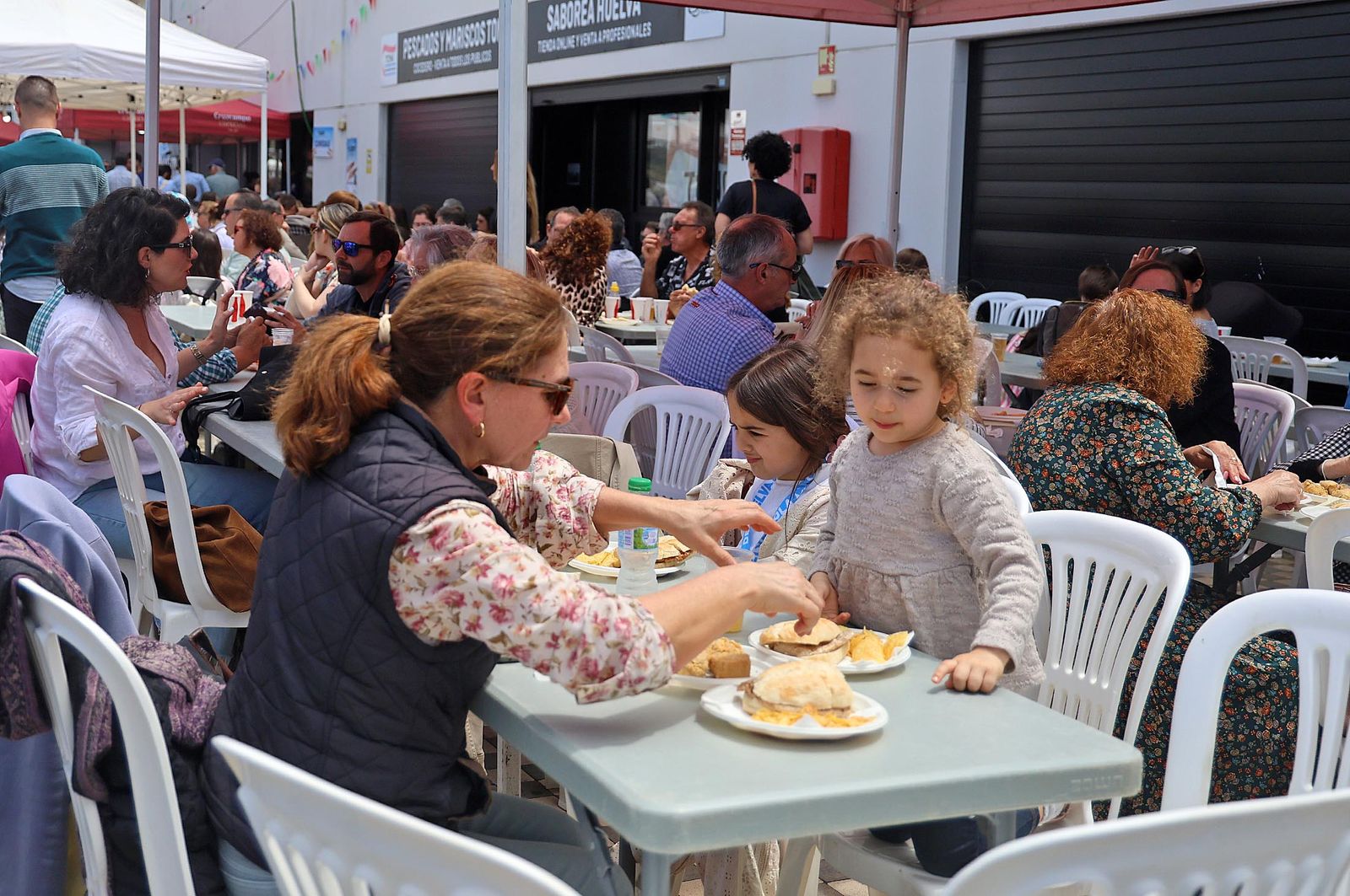 Imágenes del ambiente en la Feria de la Gamba y el Marisco de Huelva