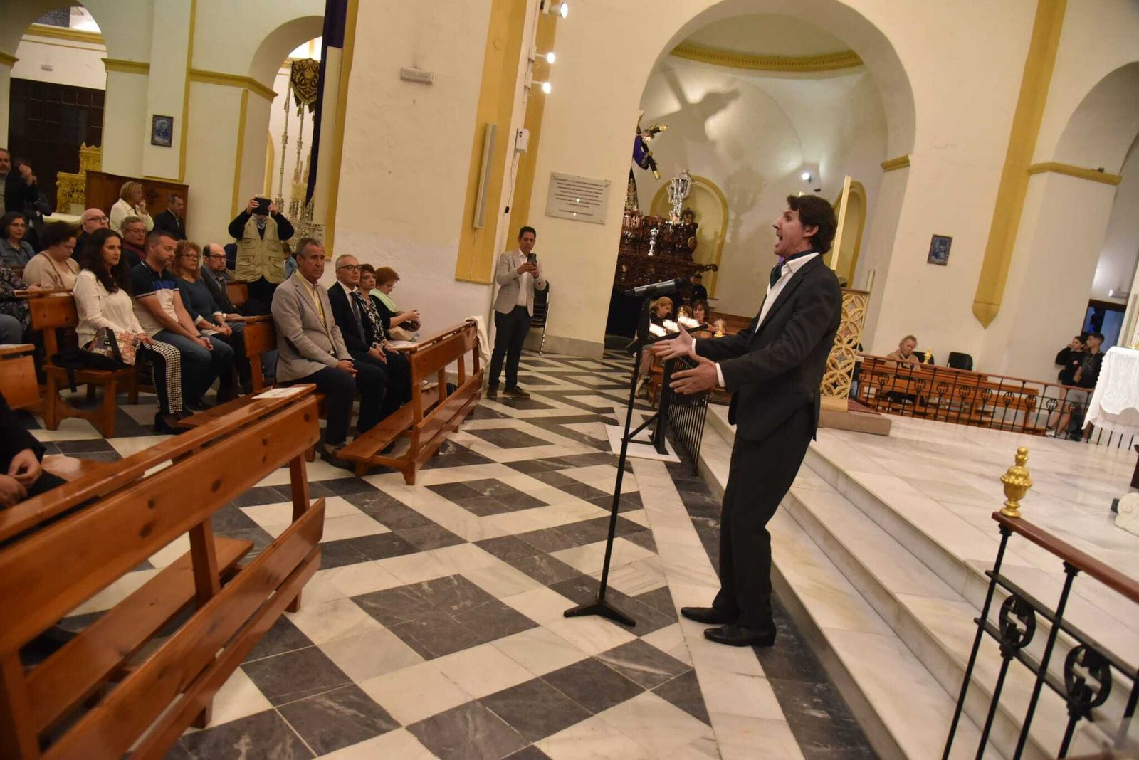 Perico el Pañero interpreta una saeta en la iglesia de La Palma.