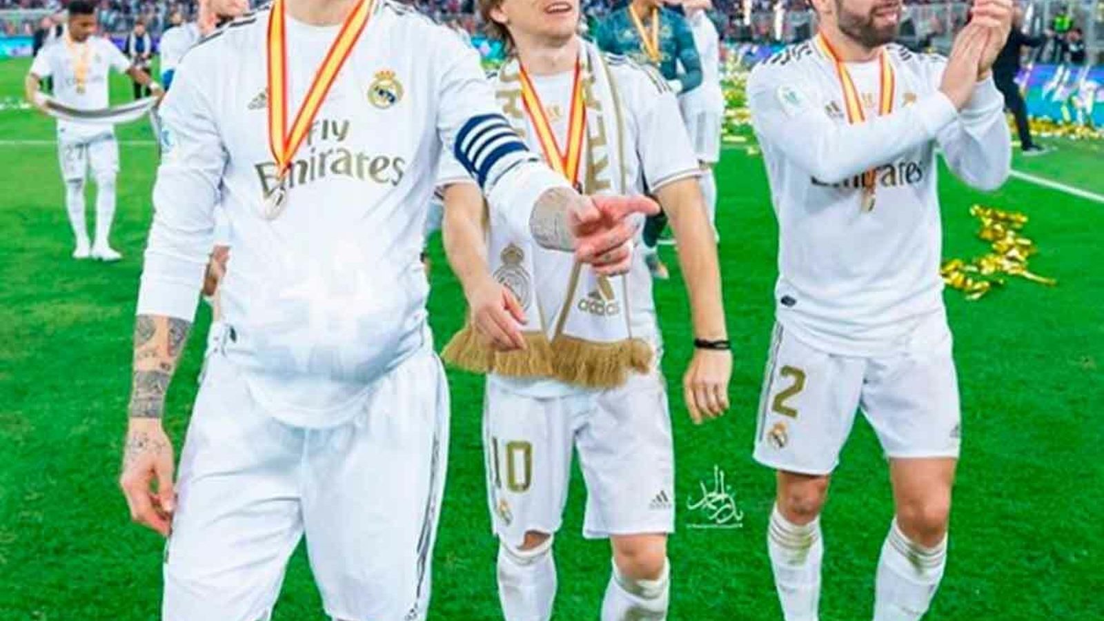 Sergio Ramos, con el balón debajo de la camiseta, tras ganar la última Supercopa.