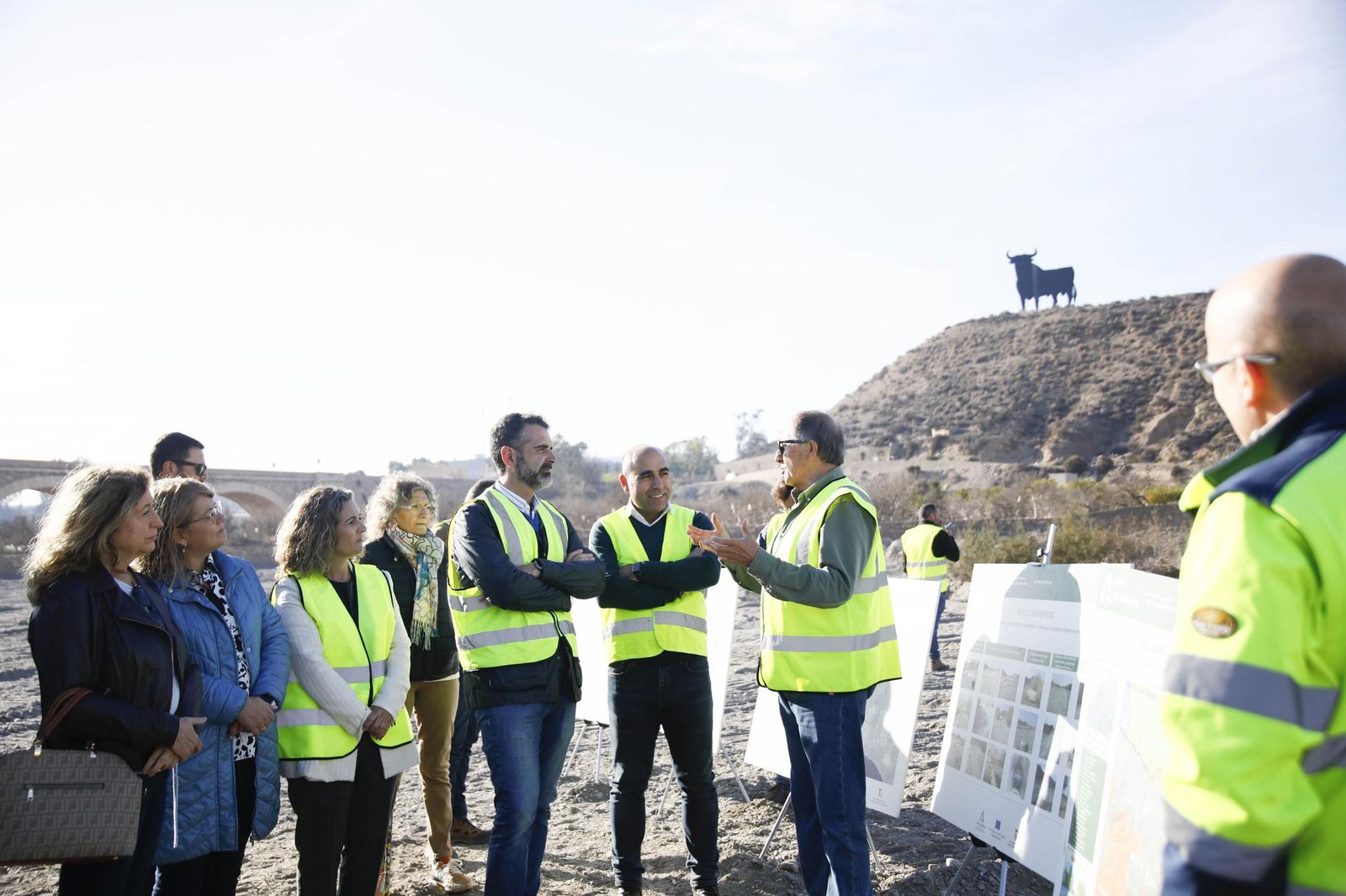 Las imágenes de la visita las obras de restauración hidrogeomorfológica y de naturalización del cauce del río Andarax, en Rioja