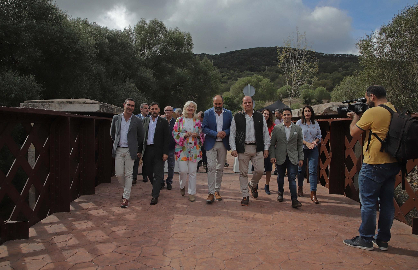 Fotos de la visita del Puente de Hierro del río Palmones tras la finalización de las obras de rehabilitación realizadas por la Junta de Andalucía en Los Barrios