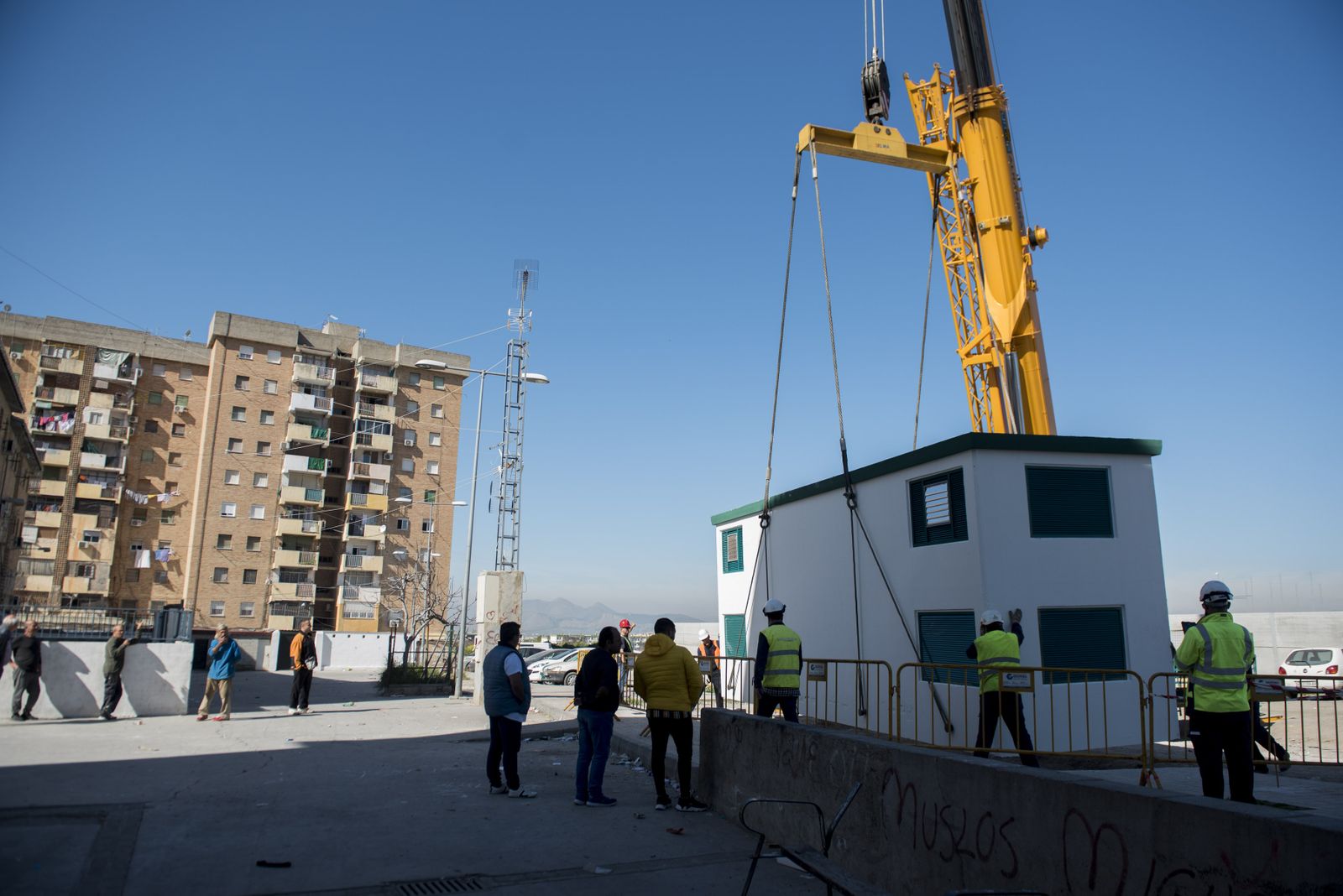 Las imágenes de la instalación del nuevo transformador de la zona Norte de Granada