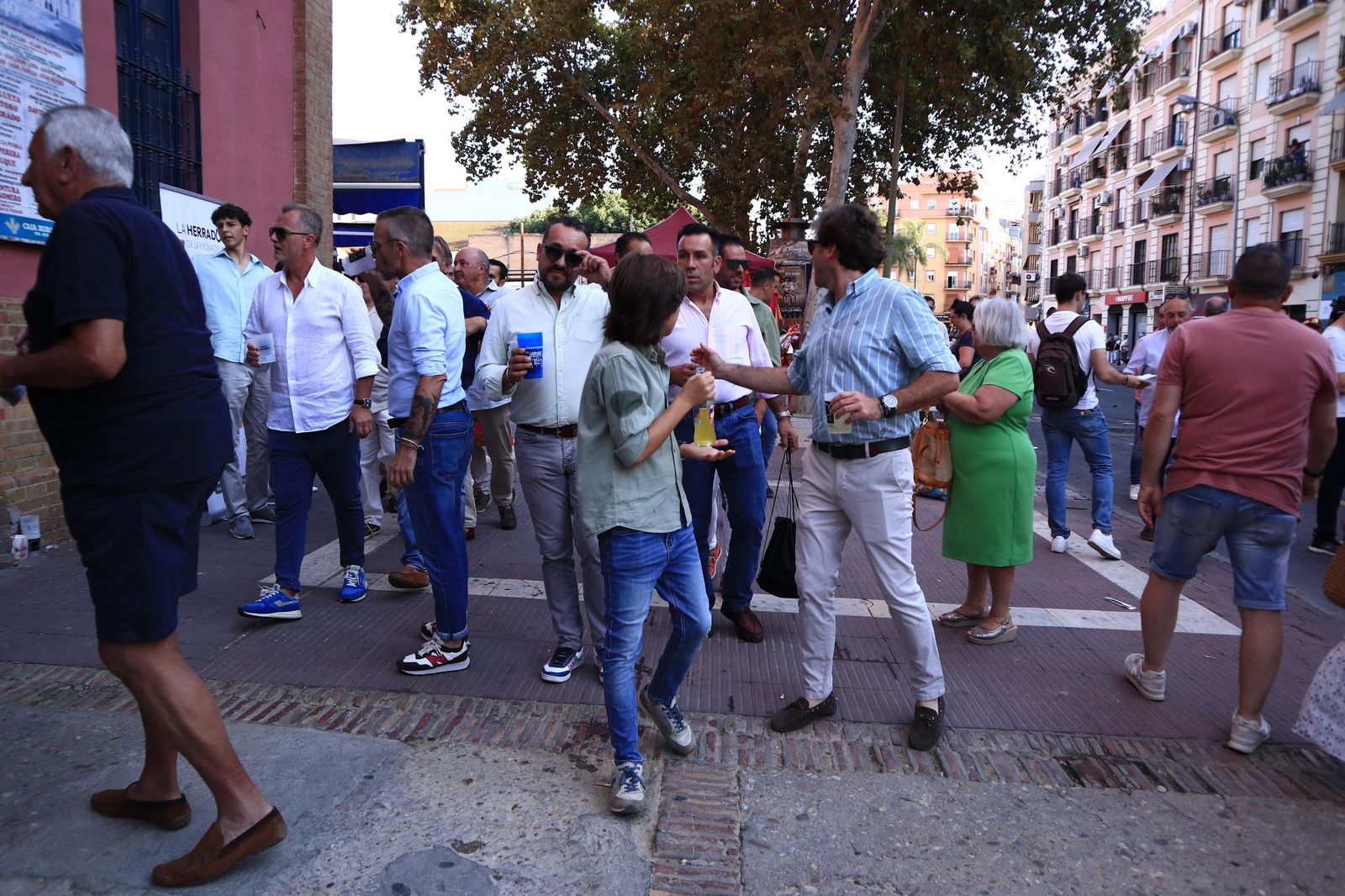 Imágenes de ambiente en el cuarto día de toros en Huelva