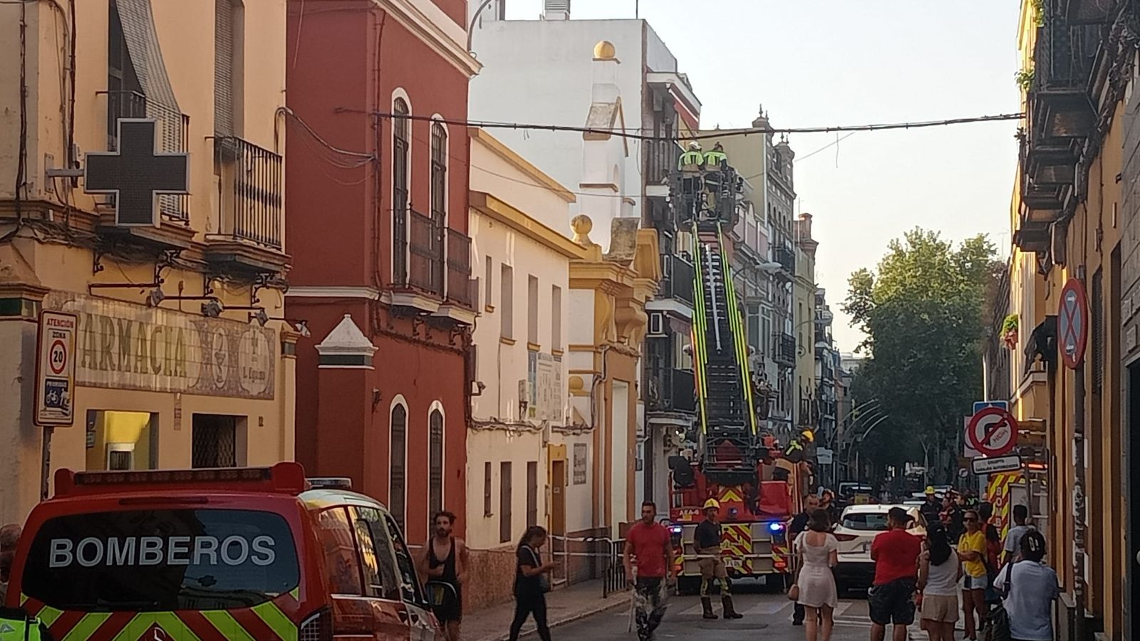 Calle Calatrava cortada por efectivos de Bomberos y Policía Local de Sevilla