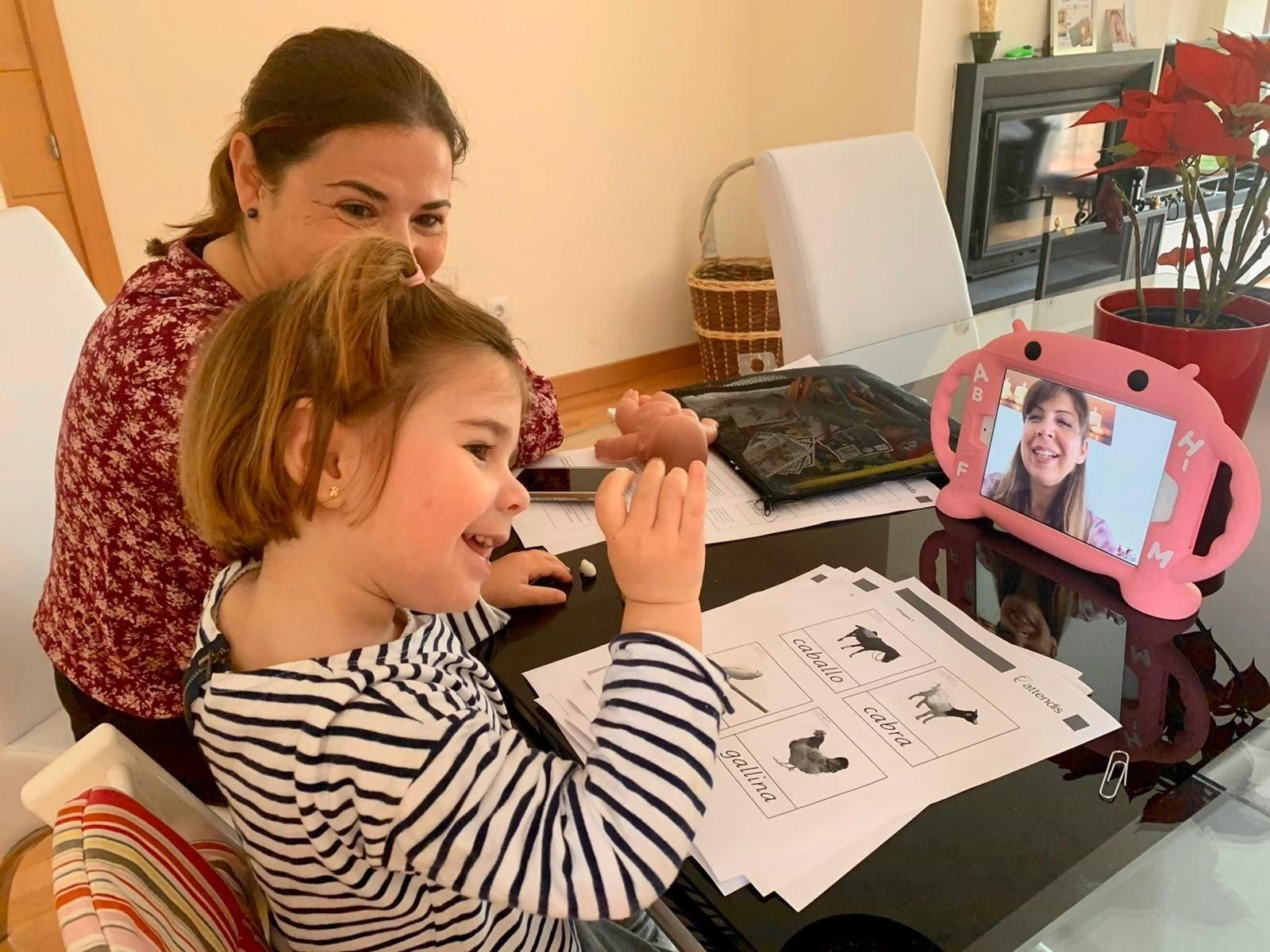 Una alumna sigue las clases estos días de forma online. Una alumna sigue las clases estos días de forma online.