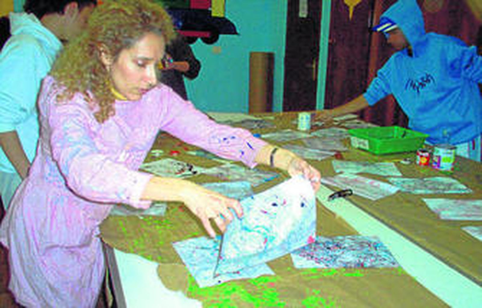 La investigadora, Pilar María Domínguez Toscano, durante una sesión de arteterapia con un colectivo joven.