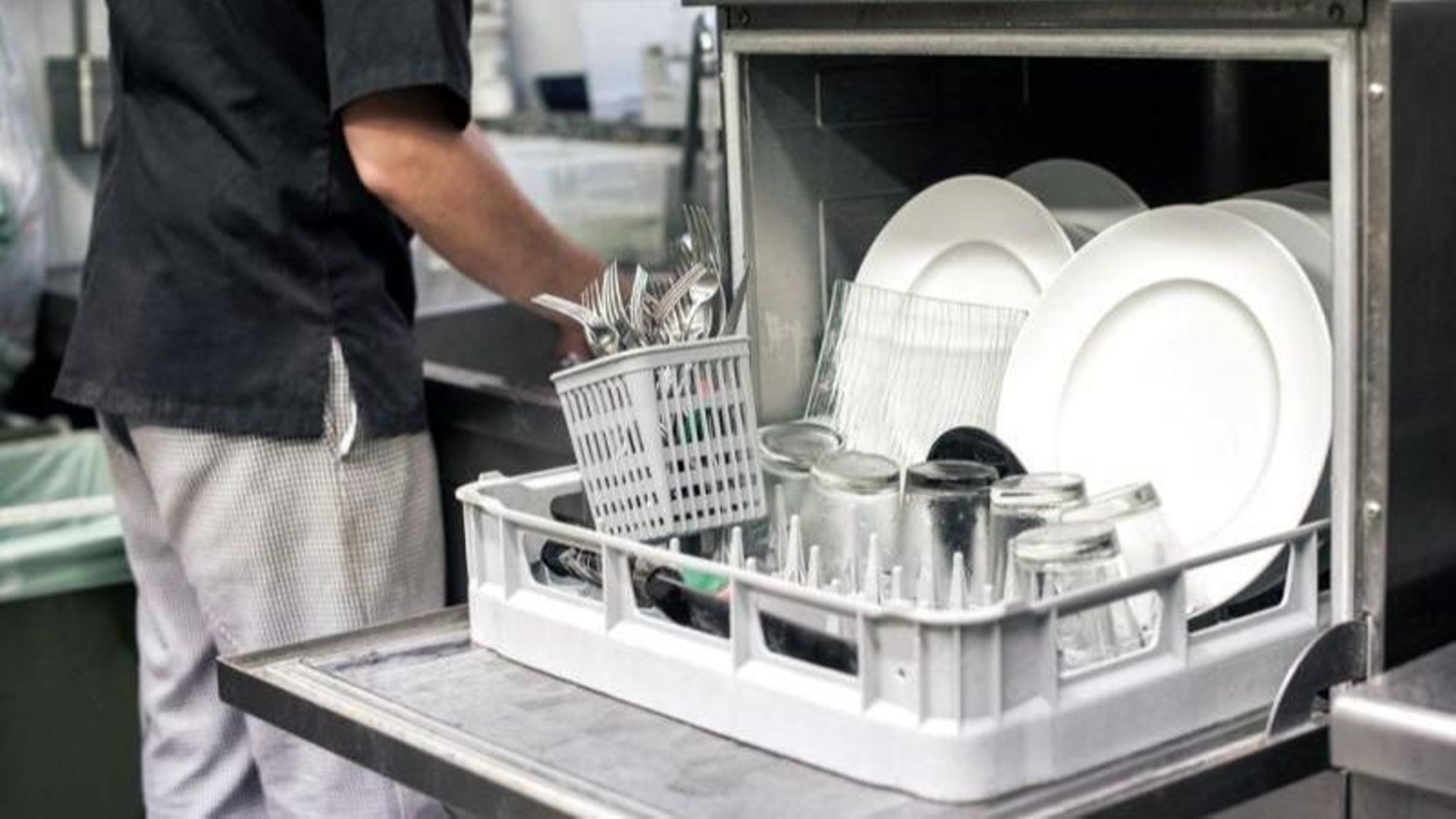 ¿Cómo funciona un lavavajillas industrial y cuánto tarda?