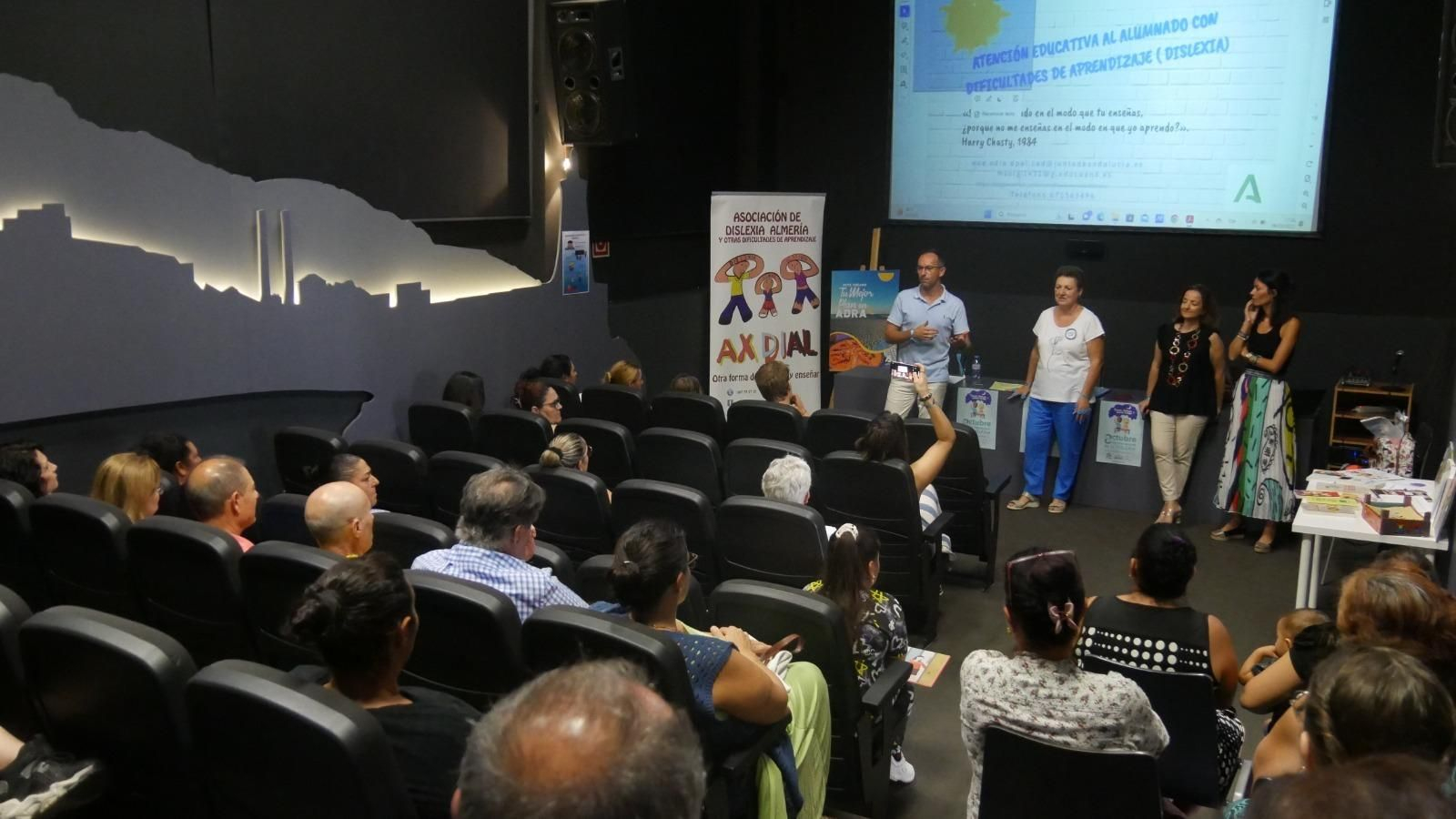 Una de las sesiones de la Escuela de Familias.