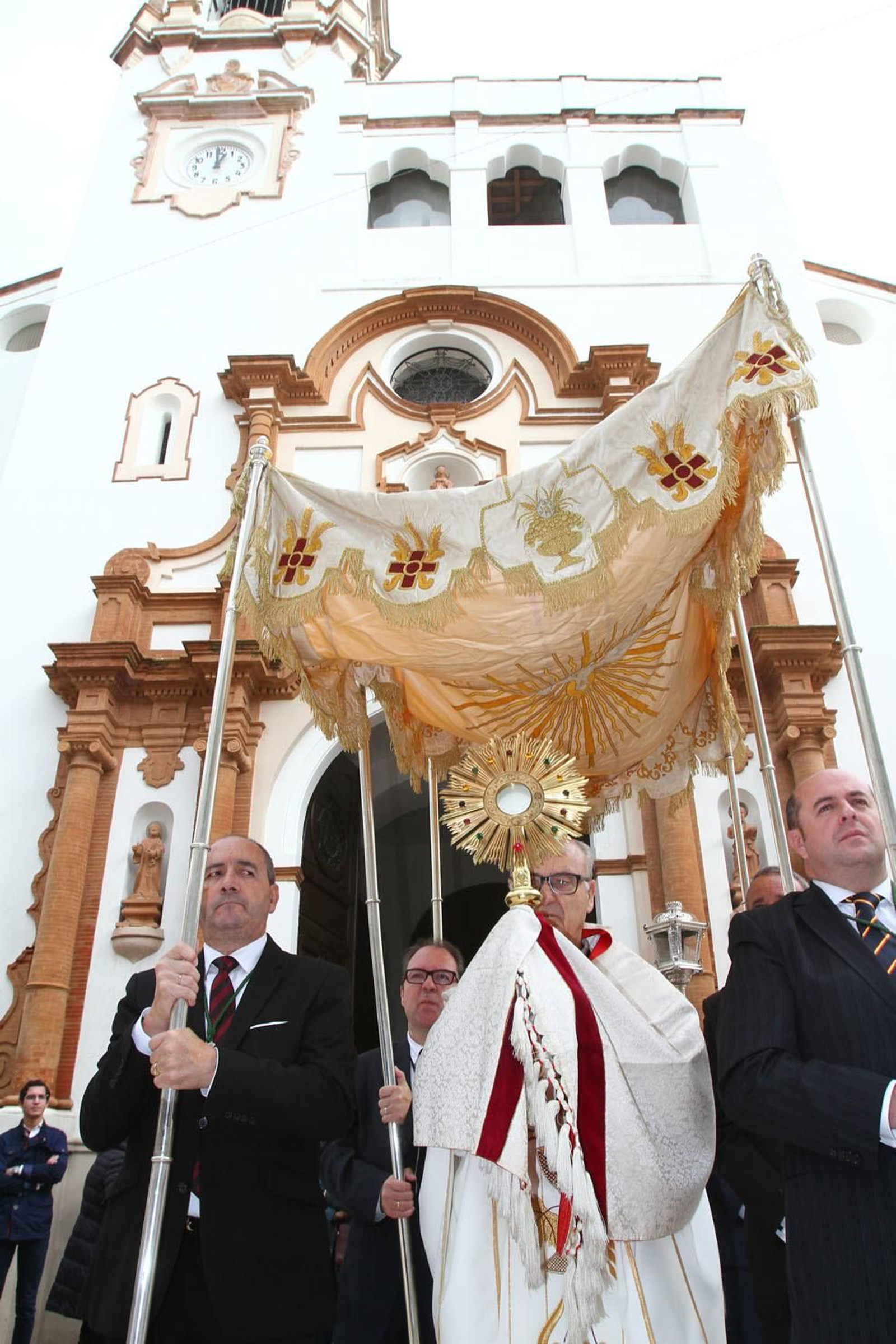 Procesión Solemne  de la Hermandad de La Vera Cruz, con el Santísimo Sacramento.