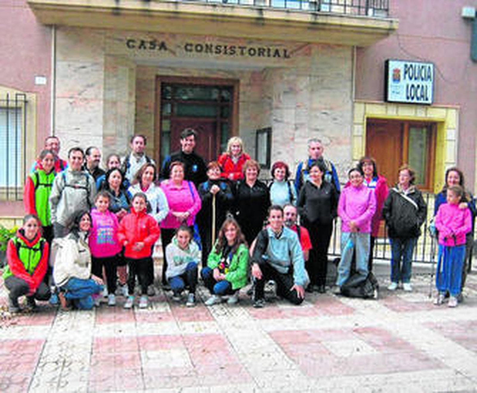 1. El grupo de senderistas que zarpan desde la plaza de la Constitución de Rioja. 2. Explicaciones precisas para conocer a fondo el terreno. 3. Es importante ir con ropa cómoda para realizar este sendero. 4. El balance fue positivo.