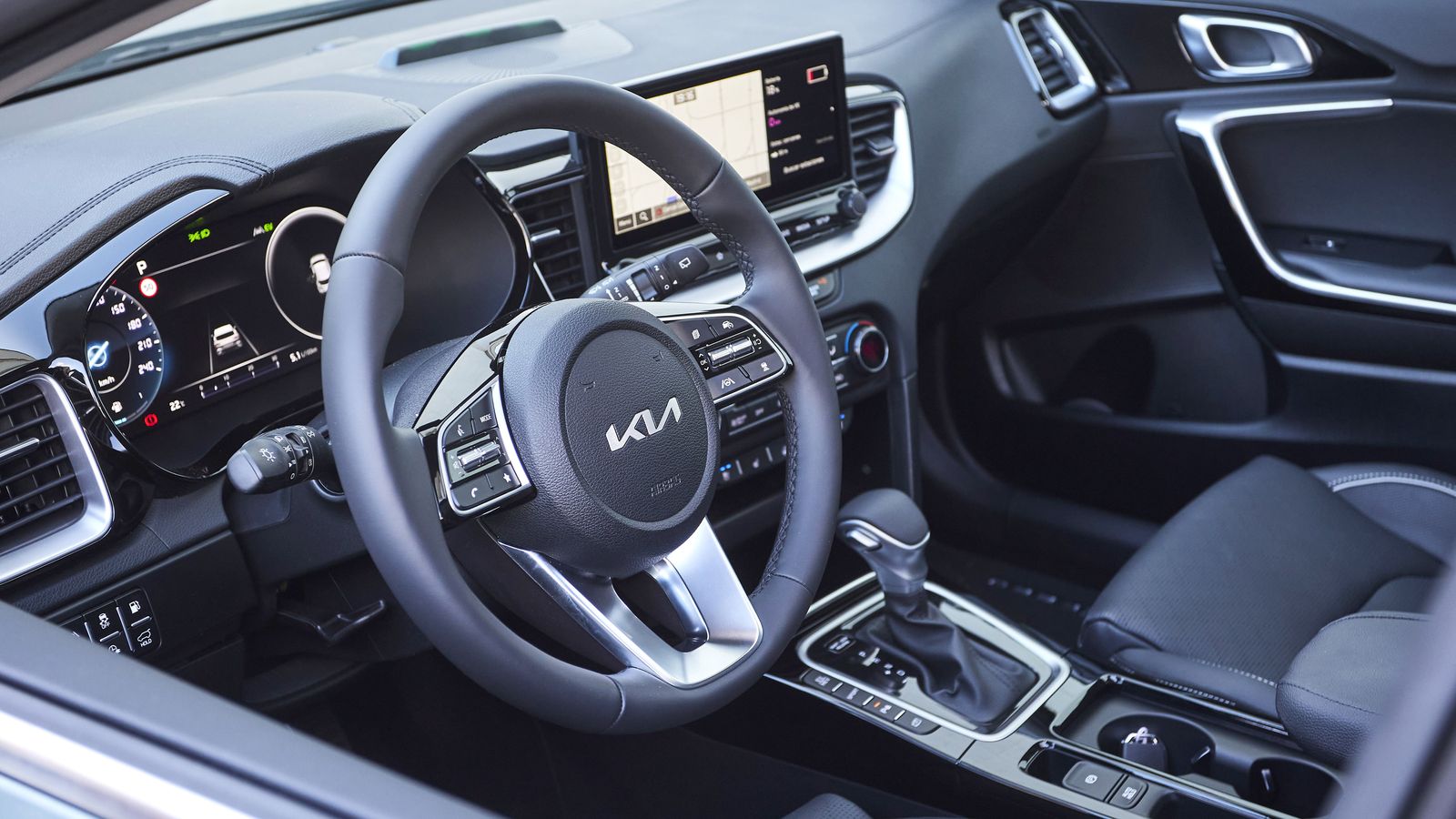 Entre otras modificaciones, el interior recibe un mayor número de plásticos negros brillantes en este modelo.