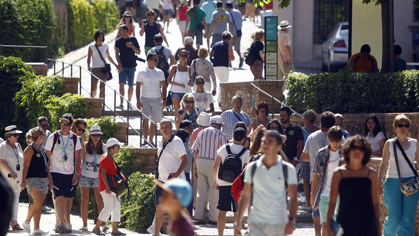 Imagen de turistas visitando la Alhambra