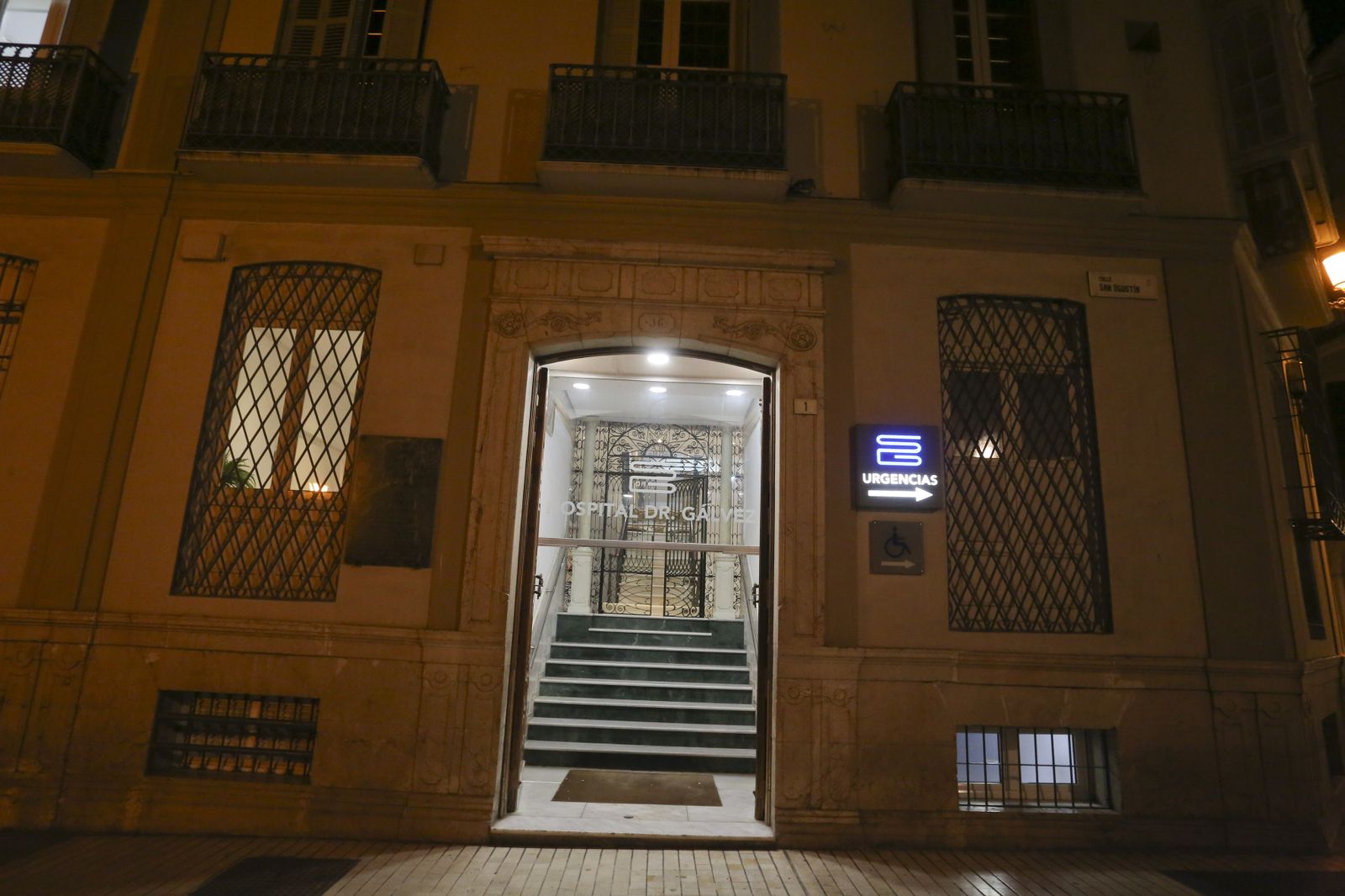 El coronavirus dibuja una noche desierta en el centro de Málaga, en fotos