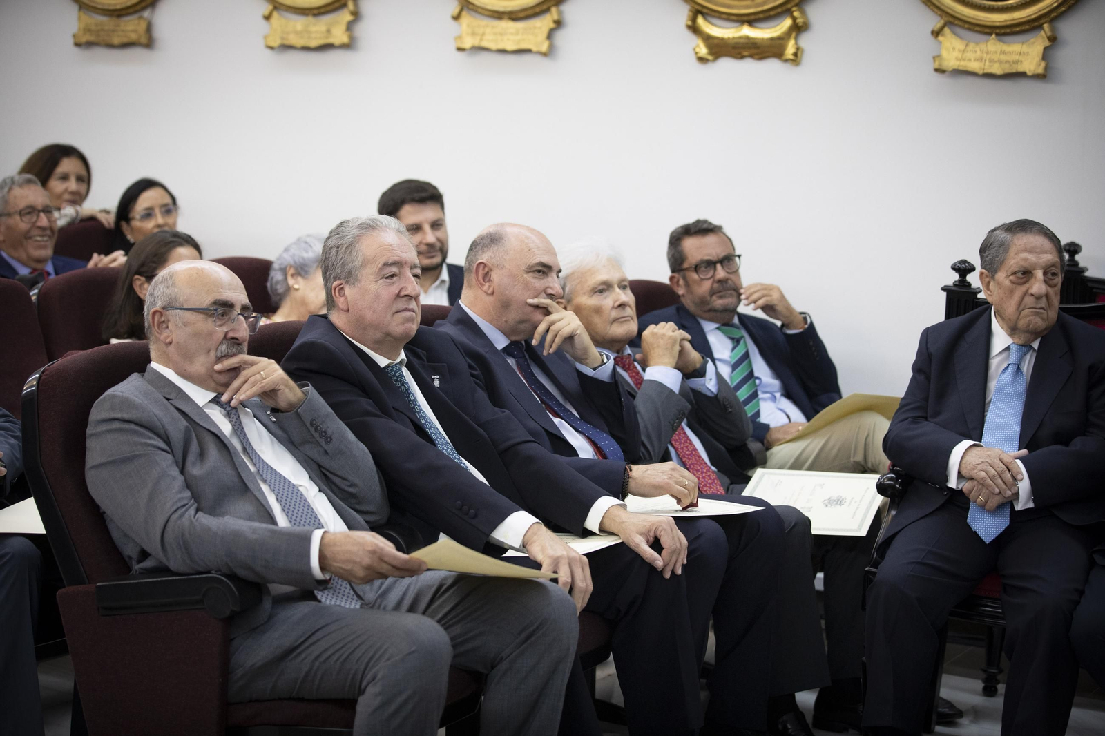 Botones de oro y lazo (15191044).jpg