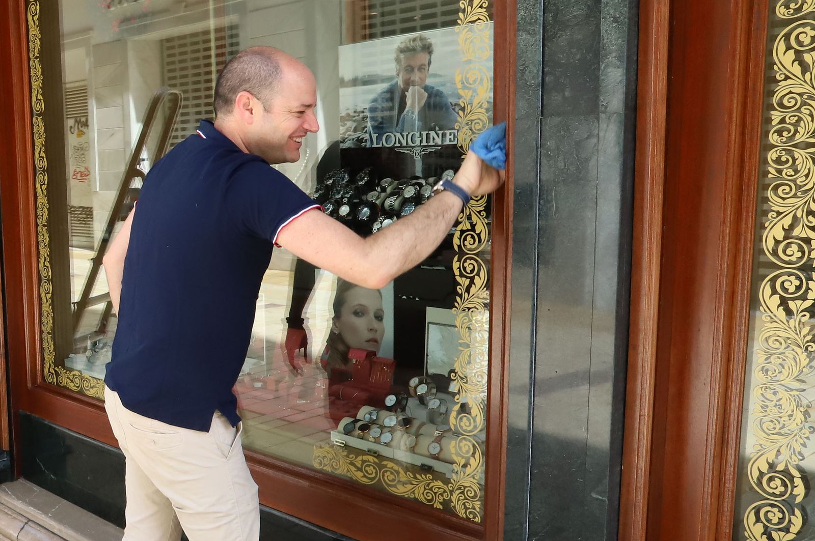 Un hombre cuidando su empresa.