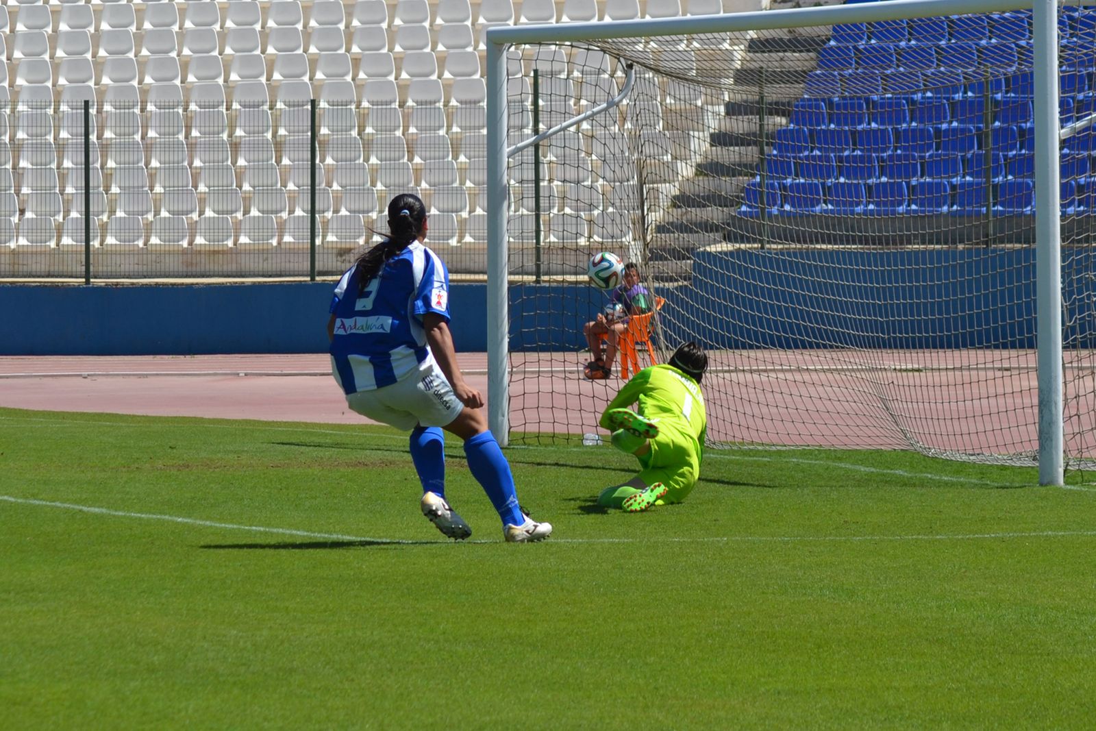 Martín-Prieto anota el 1-0 ante el Valencia en la final copera de 2005.