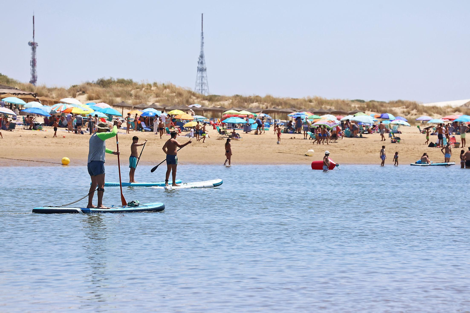 Ambiente en las playas de Huelva en la mañana de domingo