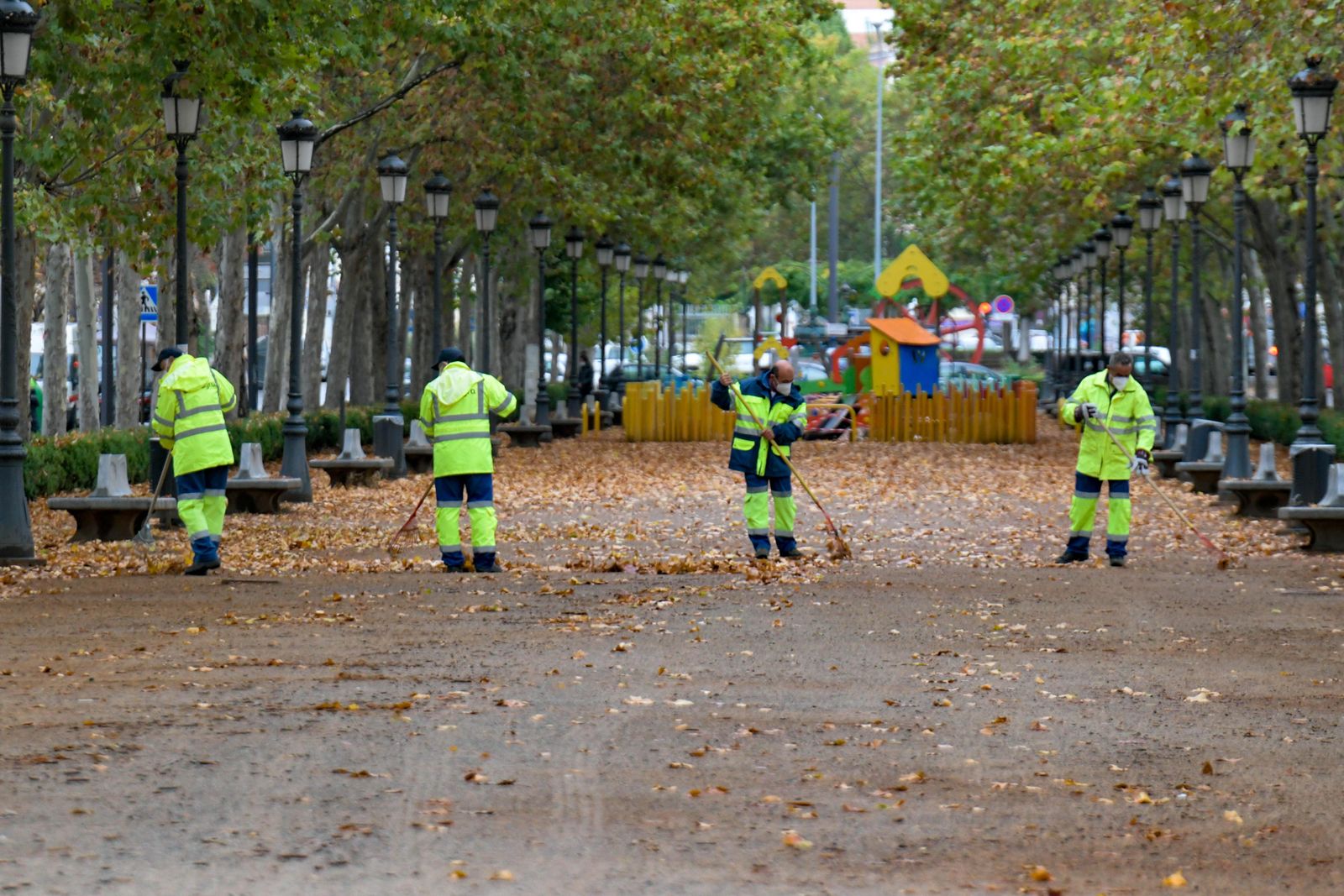 Inagra adapta la recogida de hojas en Granada al coronavirus: barredoras en lugar de soplahojas