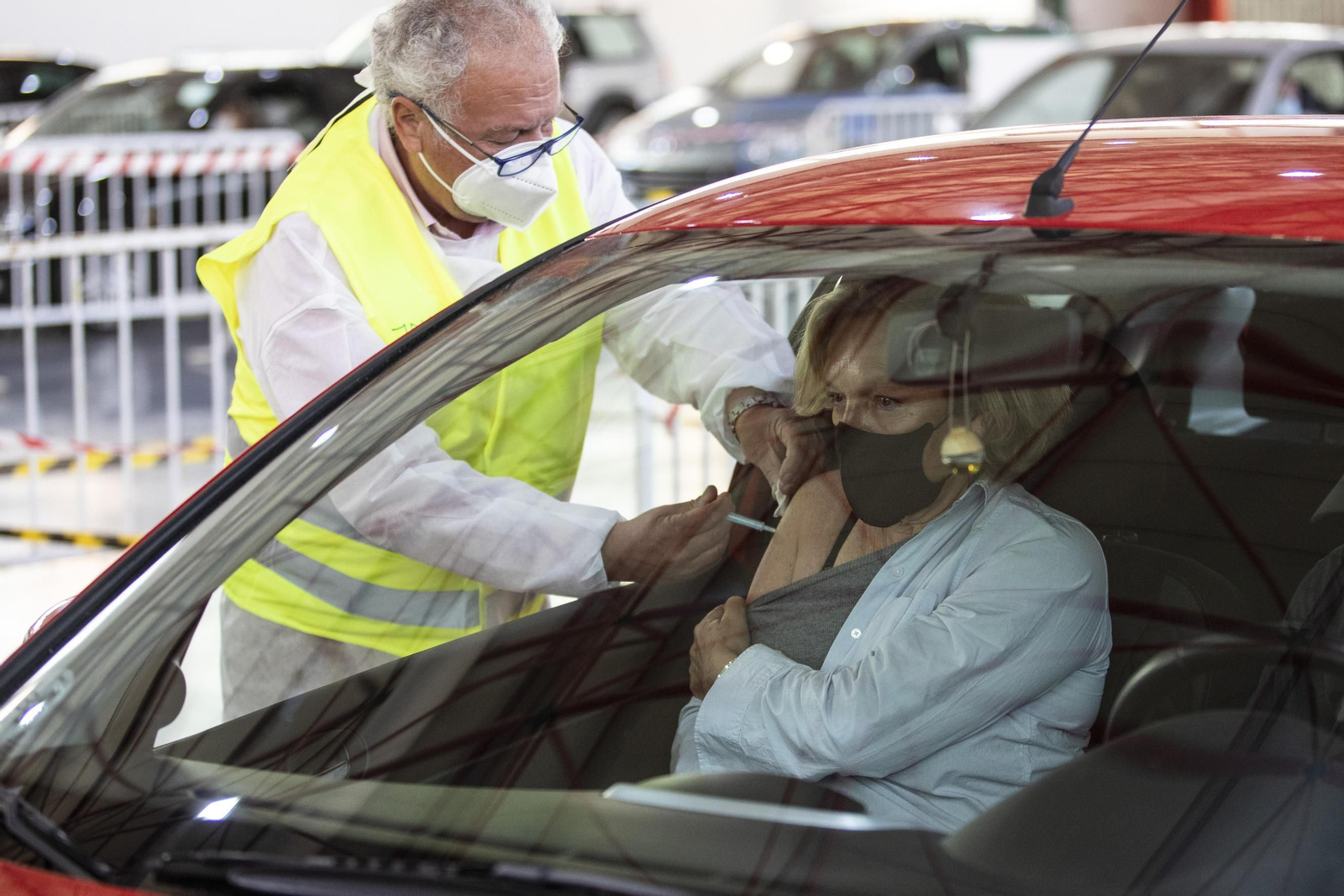 Fotos: así se está vacunando en Granada a los mayores de 60 años