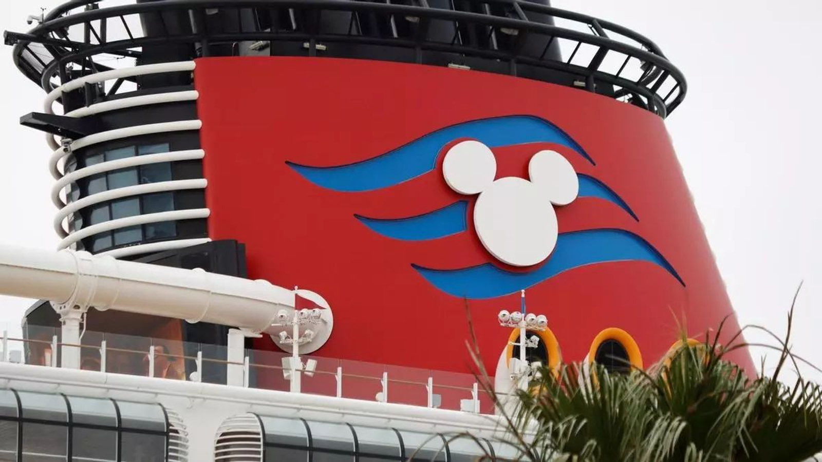 Chimenea de uno de los espectaculares cruceros de la factoría Disney durante un de sus estancias en el puerto de Cádiz