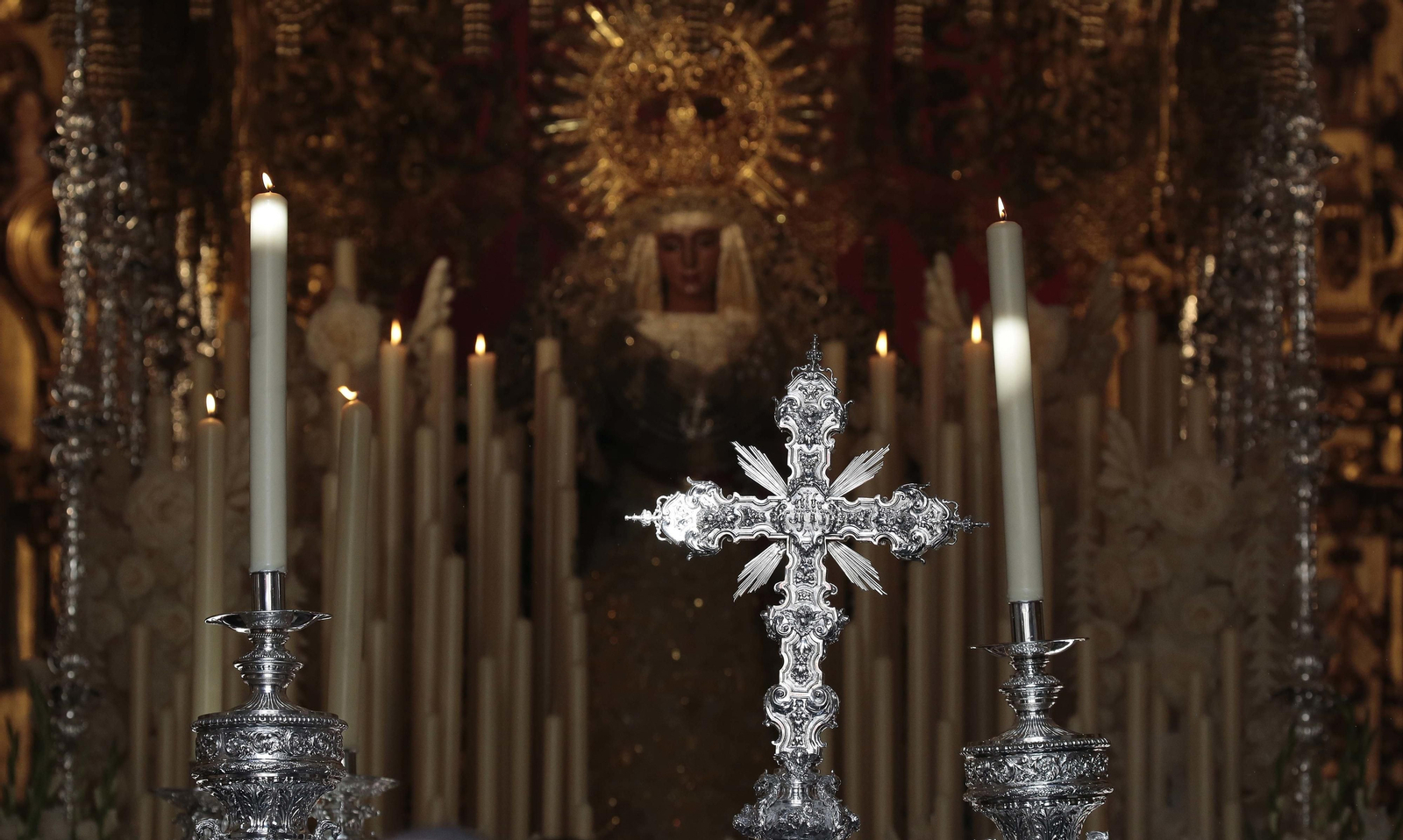 El traslado de la Esperanza de Triana, en imágenes