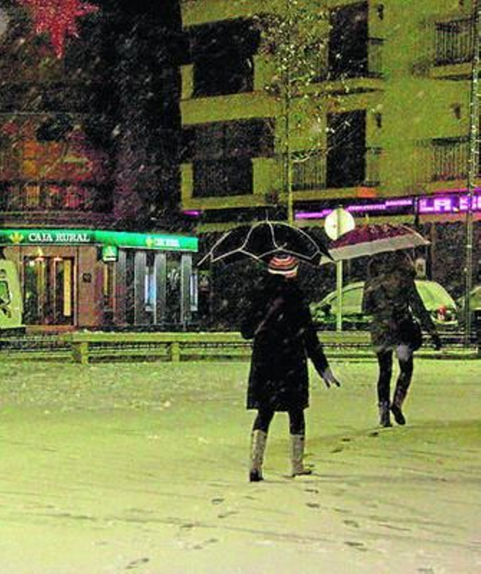 1. La escasa visibilidad, la lluvia y la nieve provocaron ayer este choque en cadena a la altura de la Cuesta de la Palma en el que se vieron implicados casi 20 vehículos. 2. La Plaza Mayor de Huéscar, donde también cayó nieve en abundancia. 3. En Guadix se registraron precipitaciones de nieve durante casi todo el día.