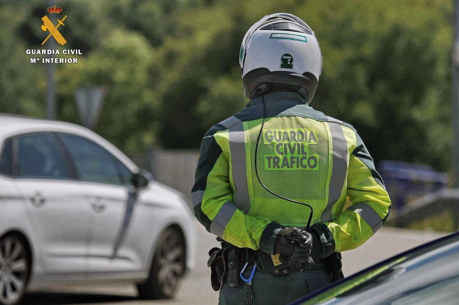 Un agente de la Guardia Civil de Tráfico. Un agente de la Guardia Civil de Tráfico.