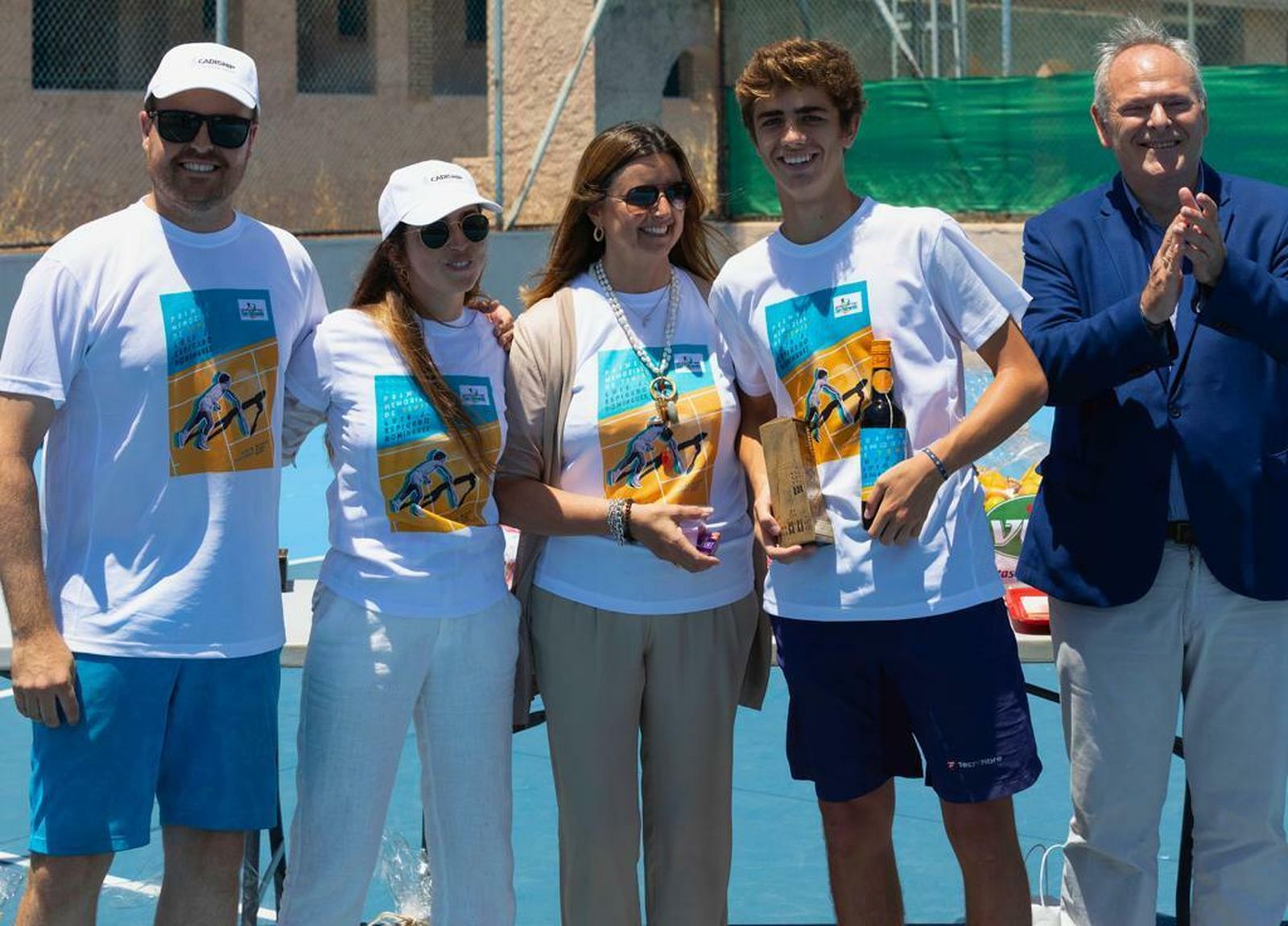 Borja Delgado posa con su trofeo junto a dos hijos y la viuda de Luis, además del concejal de Deportes.