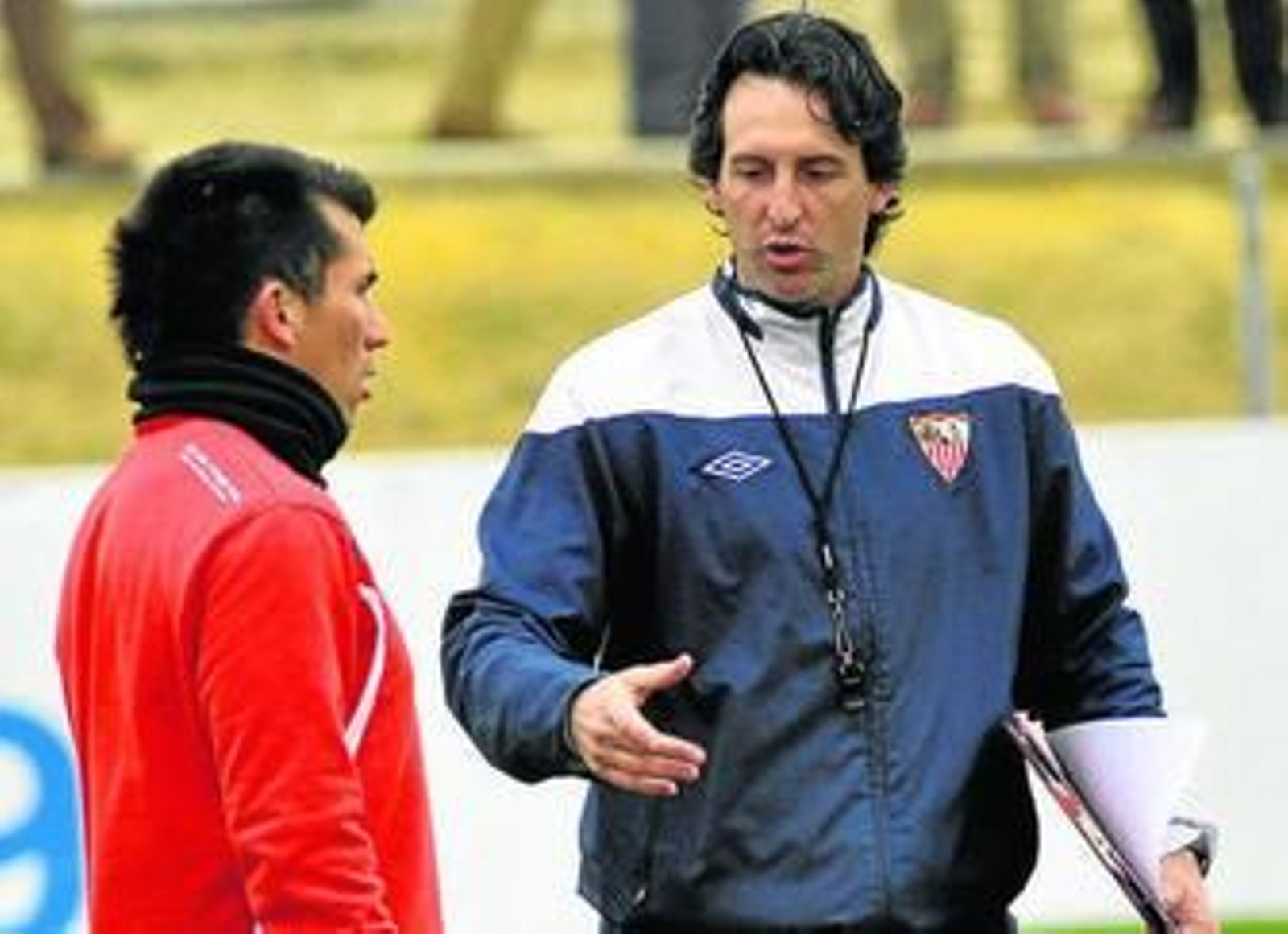 Unai Emery conversa con Medel durante un ensayo previo al partido.