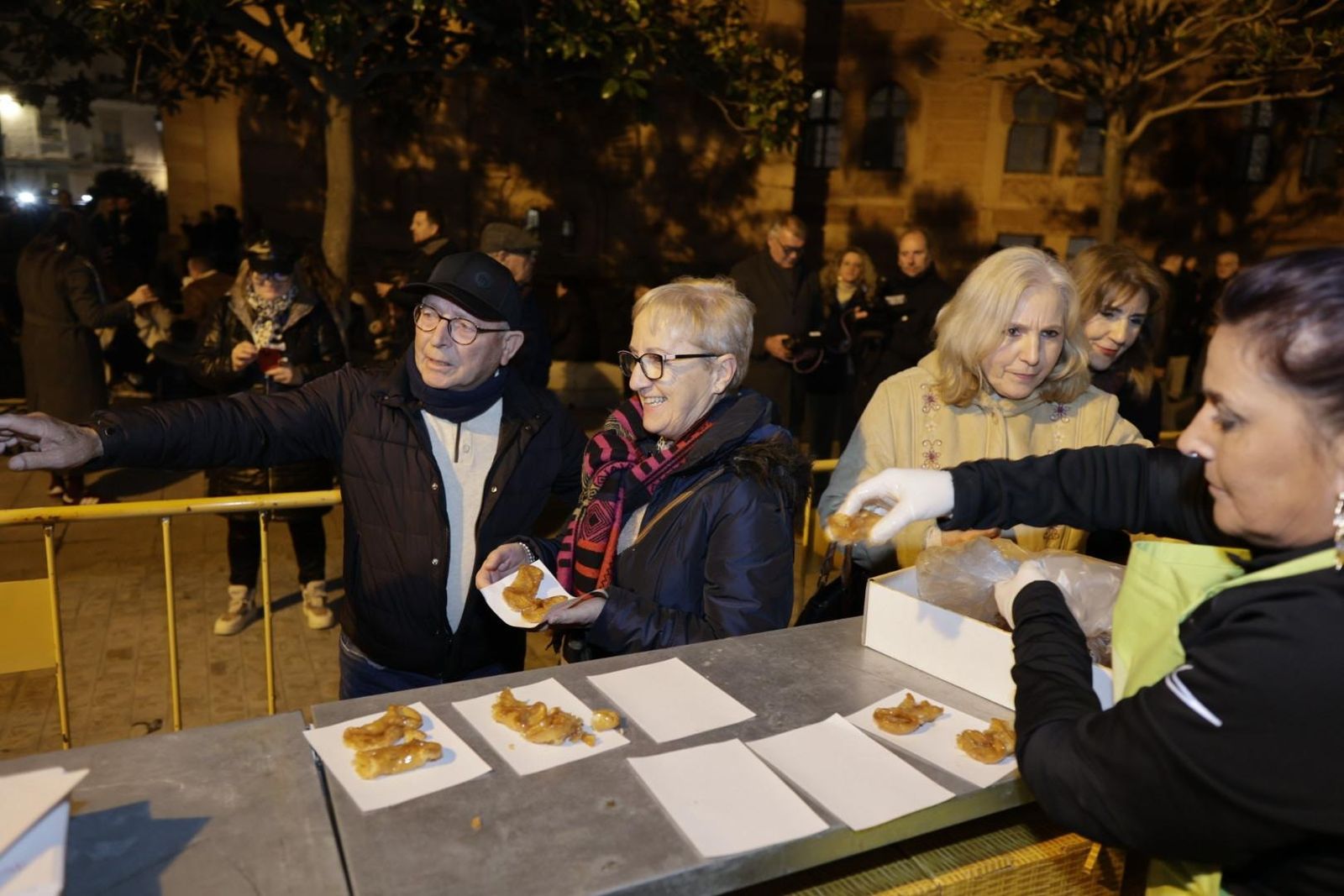 Repearto de pestiños en la Pestiñada 2026