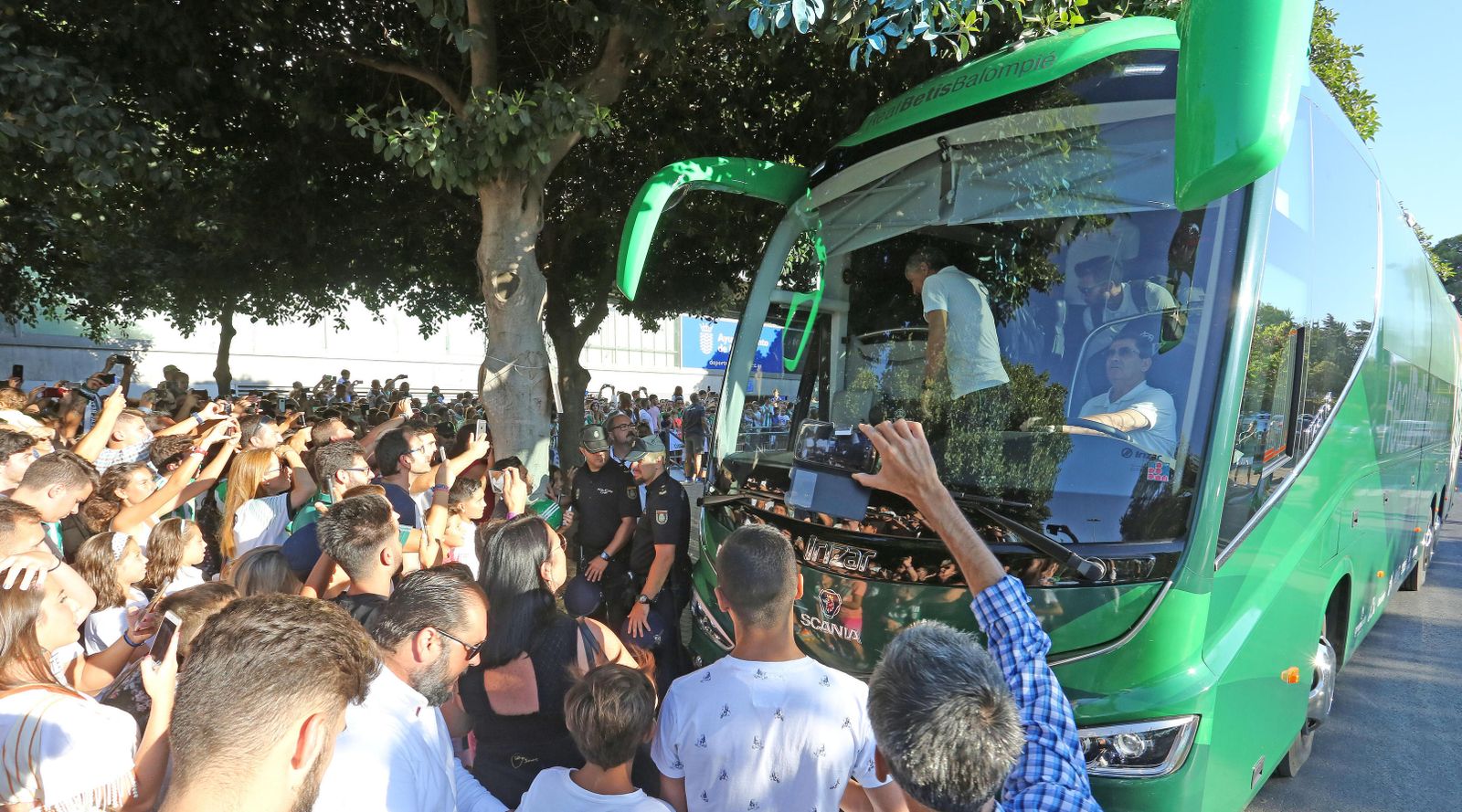 Muchísimos aficionados se congregaron frente a la Puerta 3 de Chapín a la llegada del autobús del Betis, imagen que no se veía en el estadio jerezano desde hace muchos años.