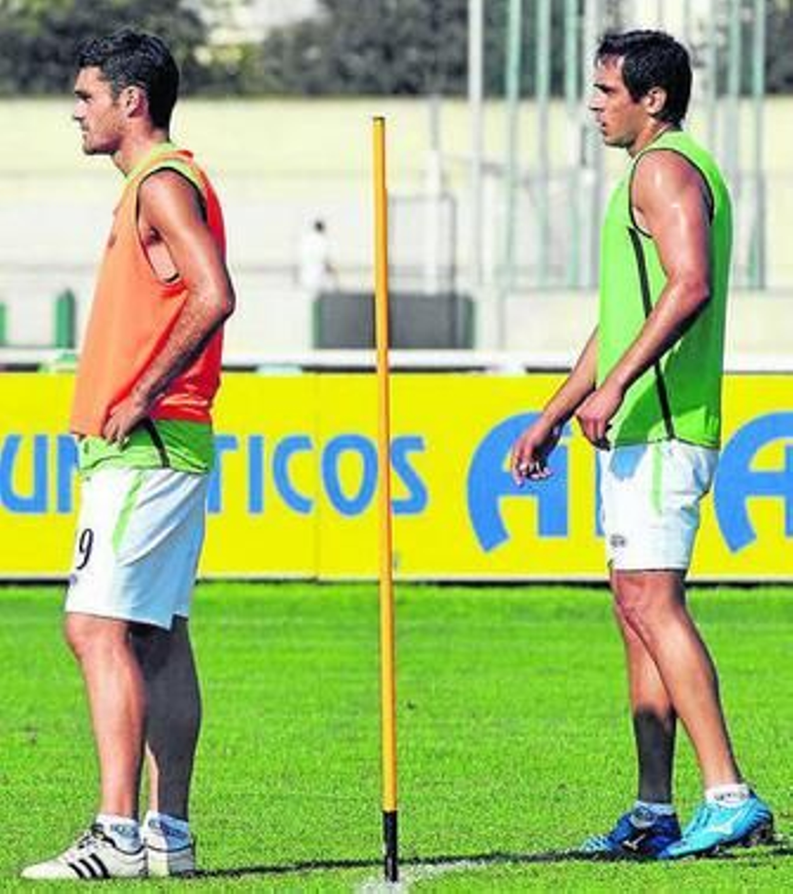 Molina y Roque Santa Cruz descansan tras unos ejercicios.