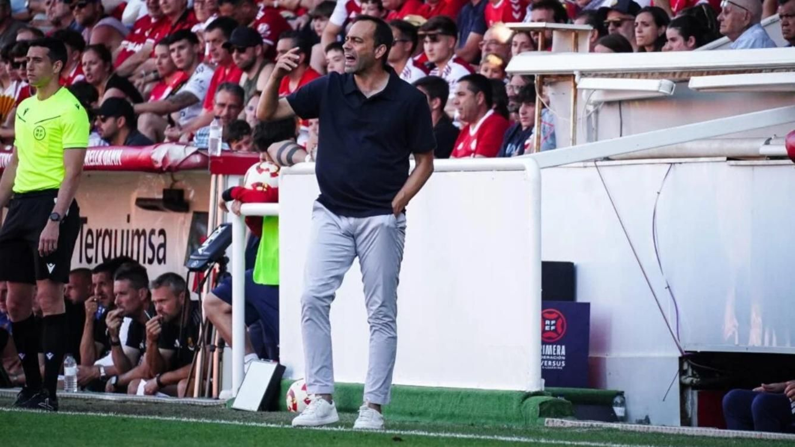 Fran Fernández da instrucciones a su equipo en el Nou Estadi de Tarragona.