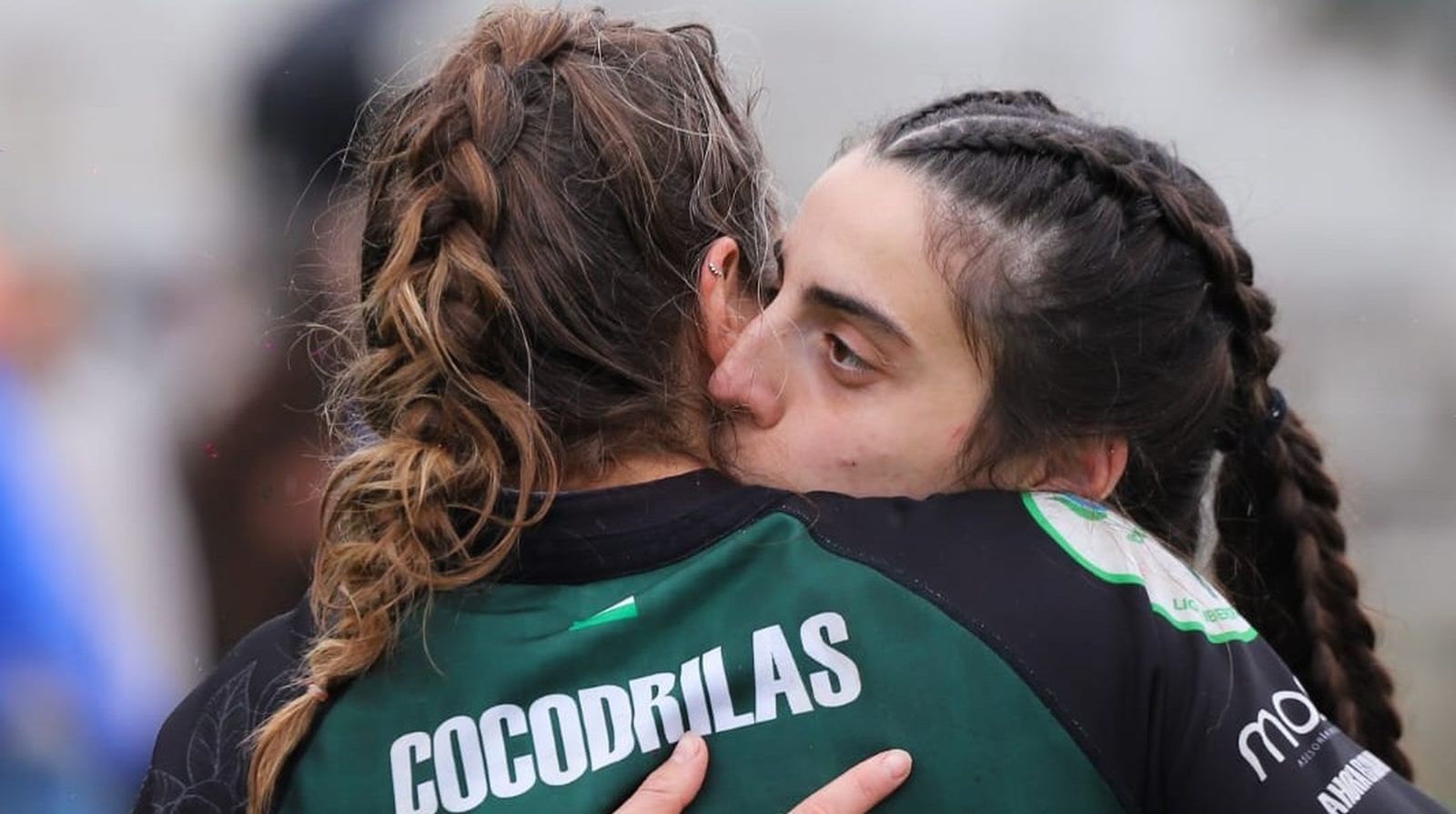 Blanca Ruiz abraza a Gemma Sánchez tras su retorno al equipo.