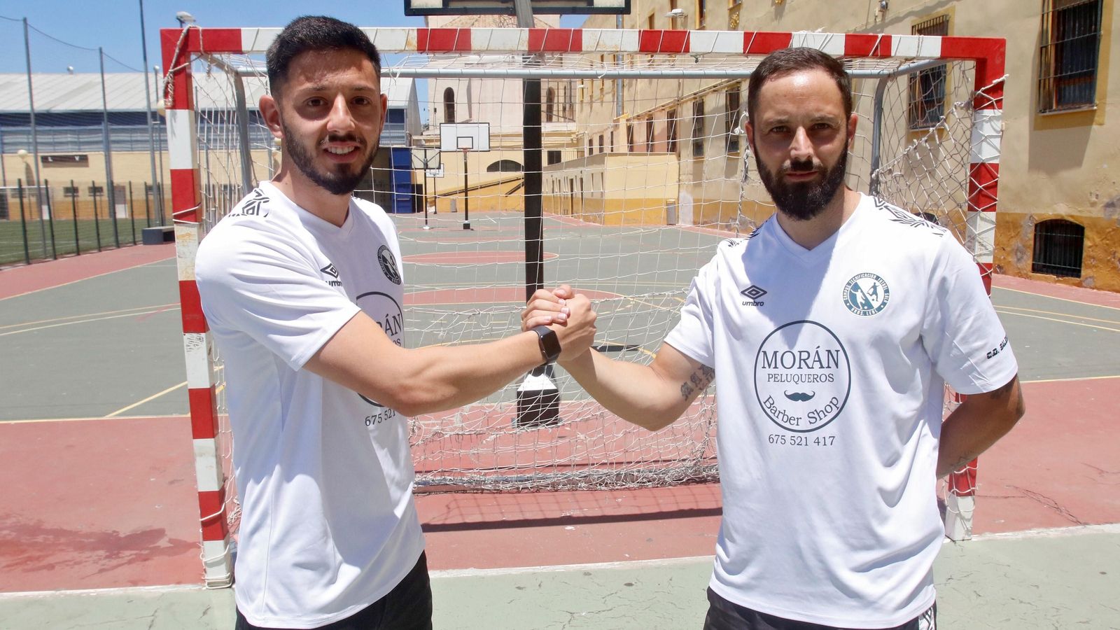 Los hermanos Leal, en el patio del colegio Salesianos, donde llevan a cabo su campus.