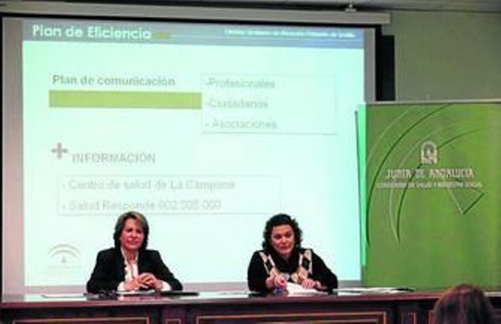 María Ángeles Tarilonte, directora del distrito sanitario Sevilla, y Francisca Díaz, delegada de Salud.