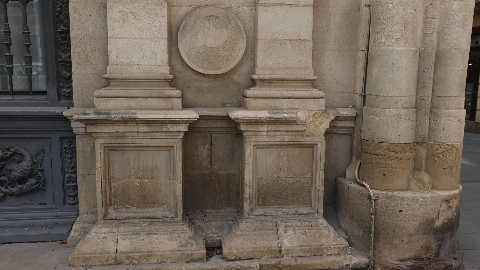 Detalle del mal estado de los zócalos de piedra.