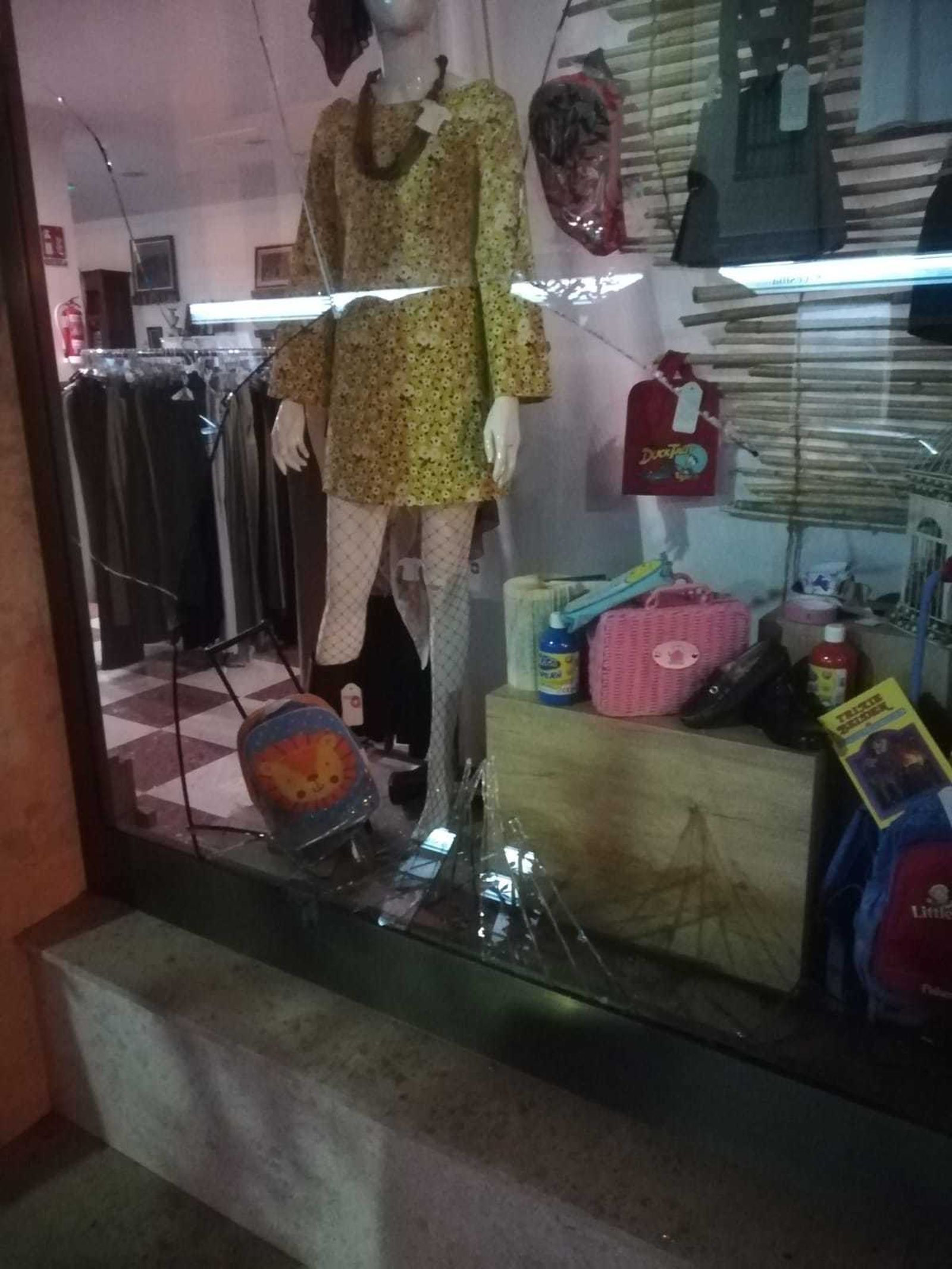 Imagen del escaparate dañado.