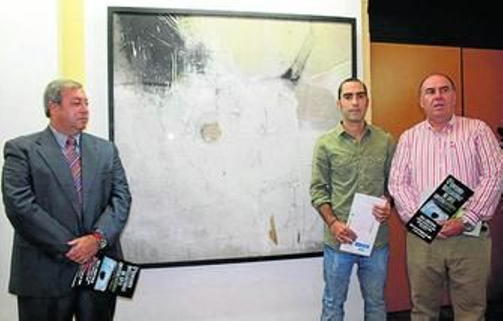 Francis Zamudio, Fran Mora y José Antonio López, junto a la obra ganadora.
