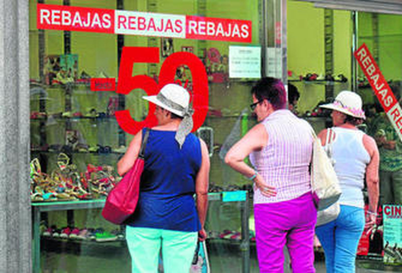 Escaparate de una tienda de zapatos en el centro de la ciudad, con grandes reclamos por las rebajas.