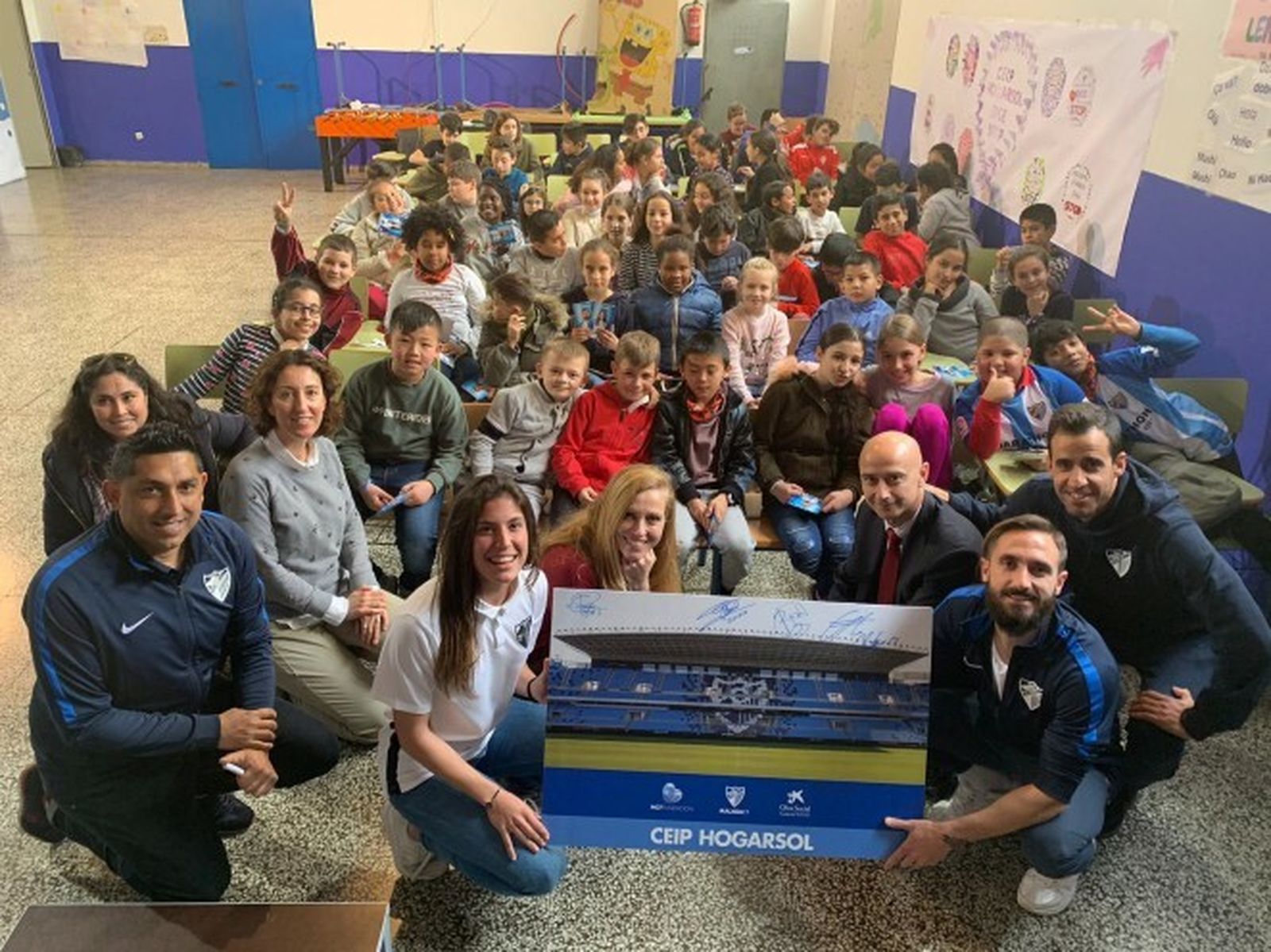 Cifu y Postigo, con los niños del CEIP Hogarsol.