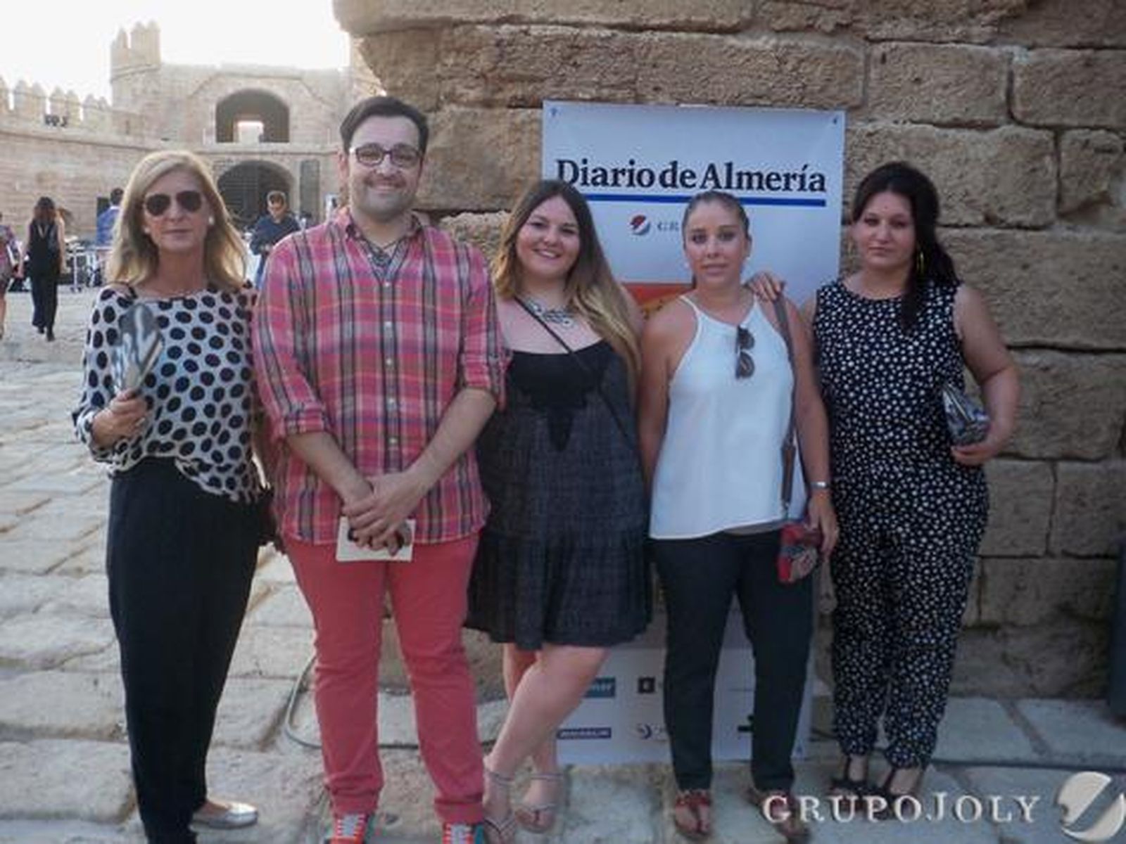 Carmen Valenzuela, Juan Antonio Miralles, María del Mar Alcaraz, Cristina García y Carmen Gómez, minutos antes de que comenzara la gala. / Rafael González y Ricardo García